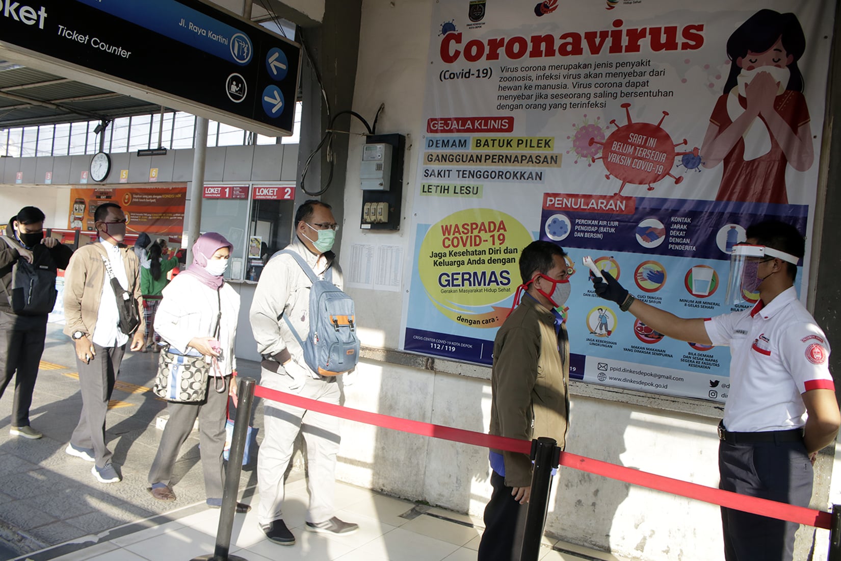 Penerapan protokol kesehatan di stasiun KRL untuk mencegah penularan covid-19