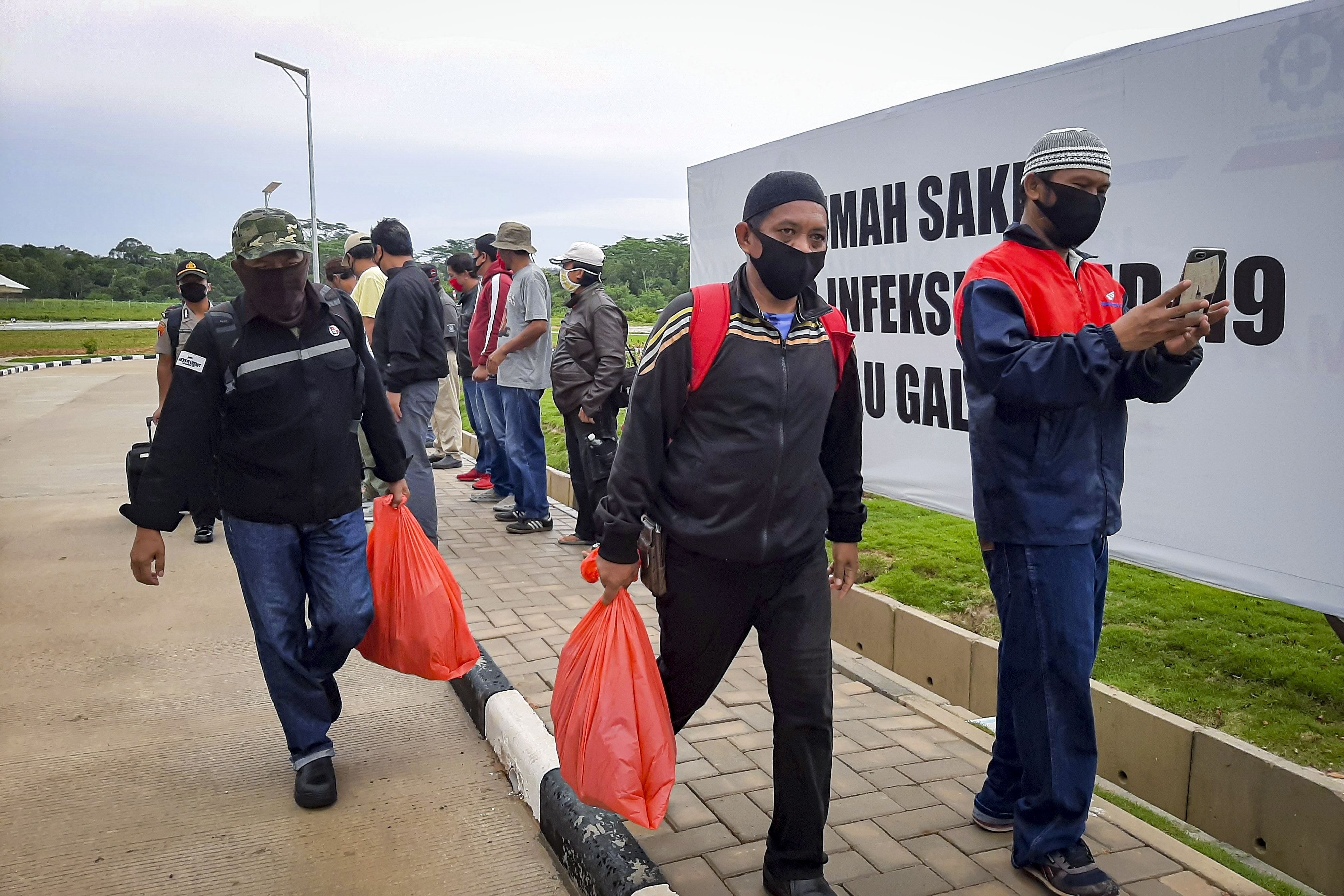 Sejumlah pasien covid-19 yang telah sembuh meninggalkan RS Khusus Infeksi Pulau Galang, Batam, Kepulauan Riau, Minggu (3/5).