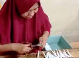 Pekerja sedang melakukan pekerjaannya tugas di industri pembuatan rokok PT Bonzalia.