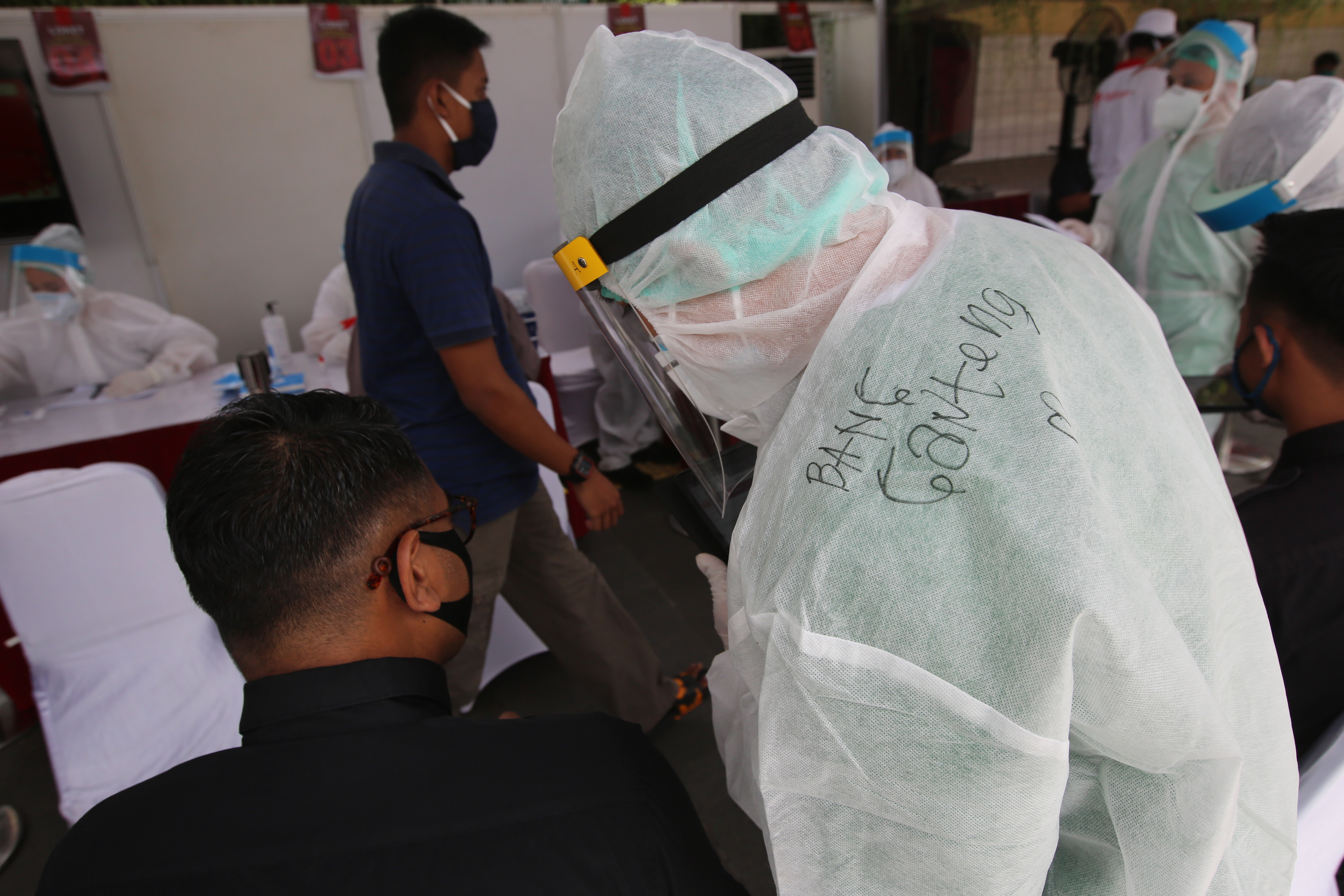 Warga Jakarta mengikuti rapid test di Bundaran HI (26/5/2020)