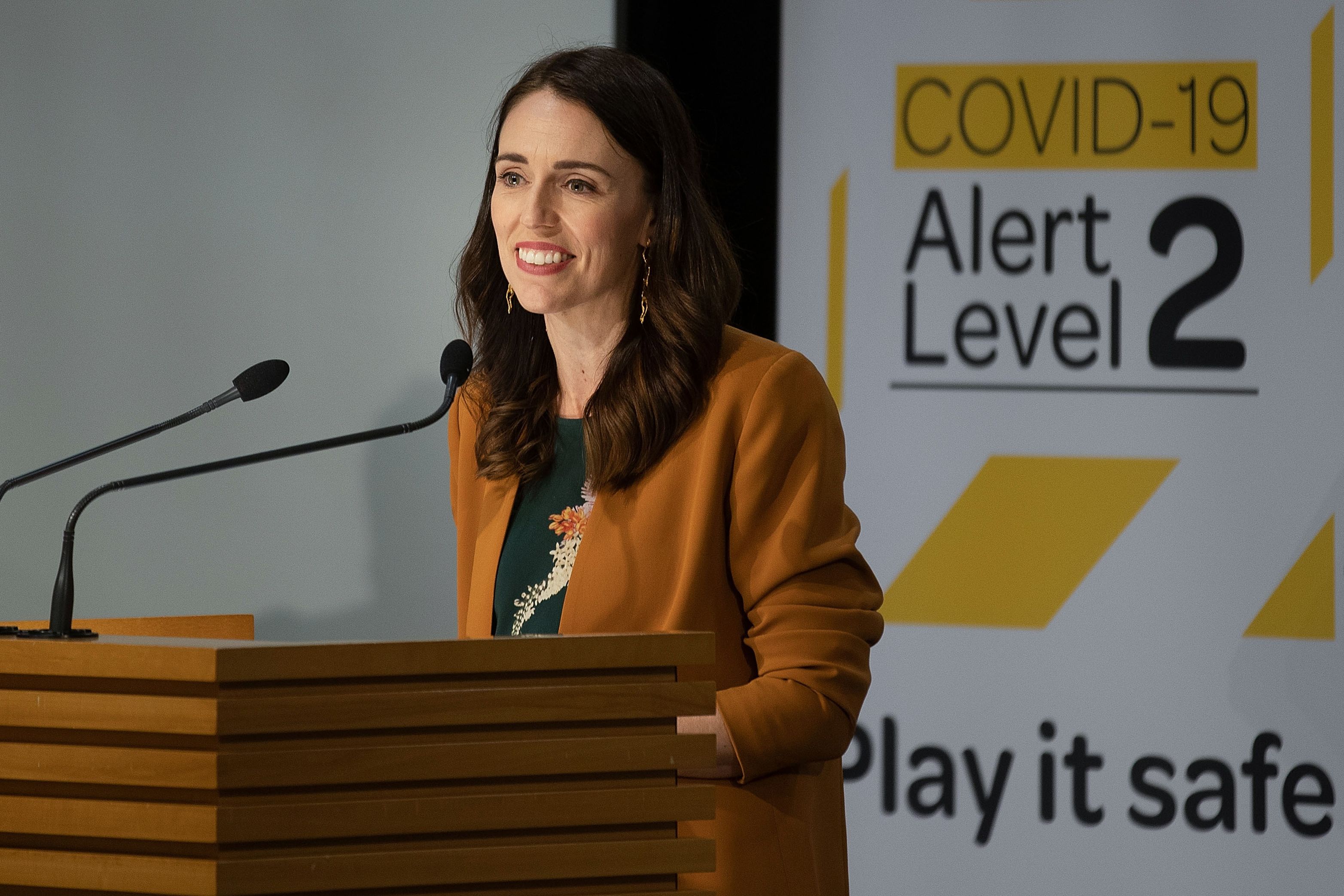  Perdana Menteri Selandia Baru Jacinda Ardern ikut serta dalam konferensi pers tentang Covid-19 di Parlemen di Wellington, Senin (8/6).
