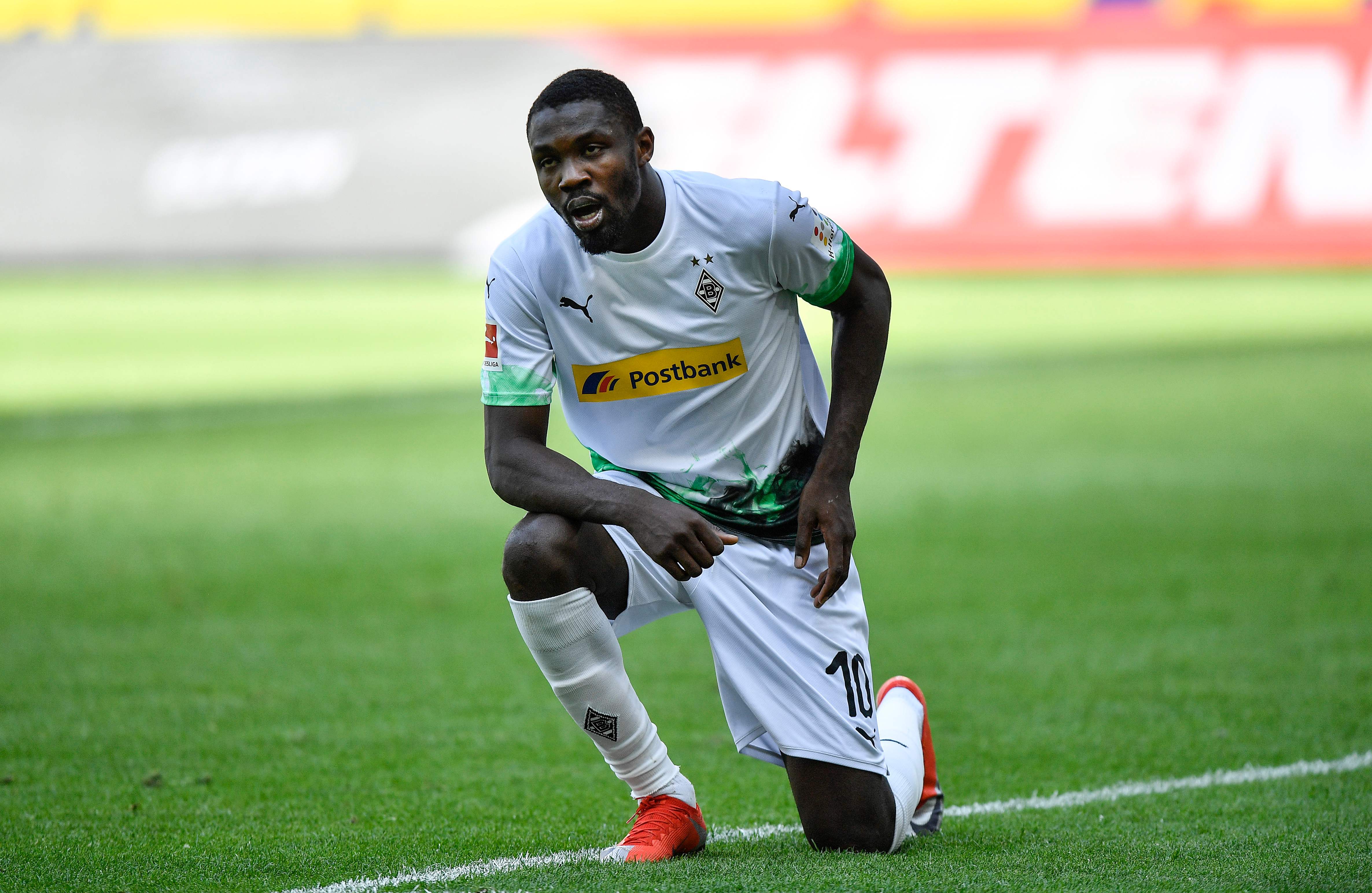 Selebrasii Marcus Thuram usai mencetak gol kala Borussia Moenchengladbach melawan Union Berlin di Moenchengladbach (31/5/2020)
