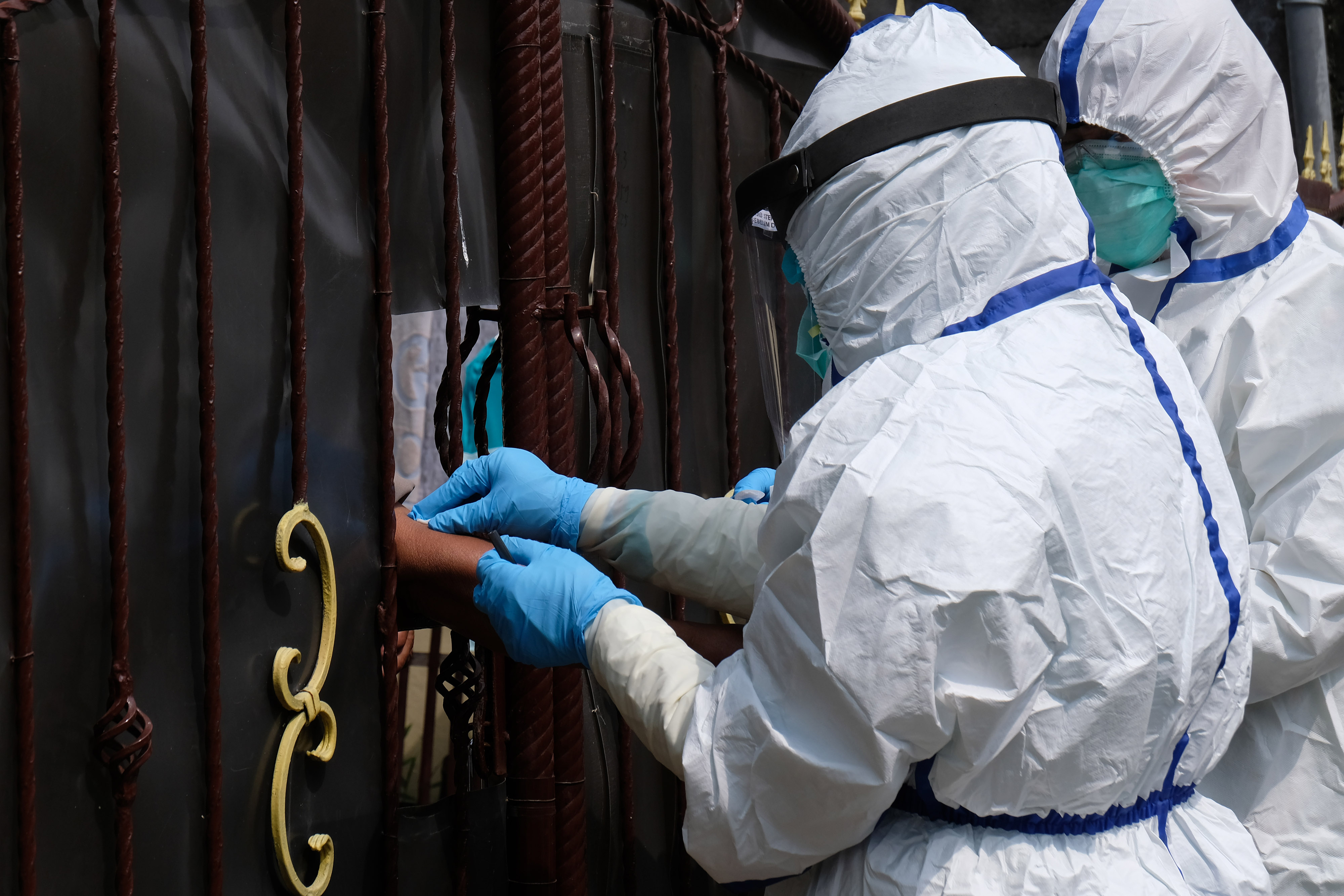 Petugas kesehatan mengambil sampel darah saat melaksanakan rapid test seorang anggota Jamaah Tabligh di Candiasri, Kedu, Temanggung, Jateng.