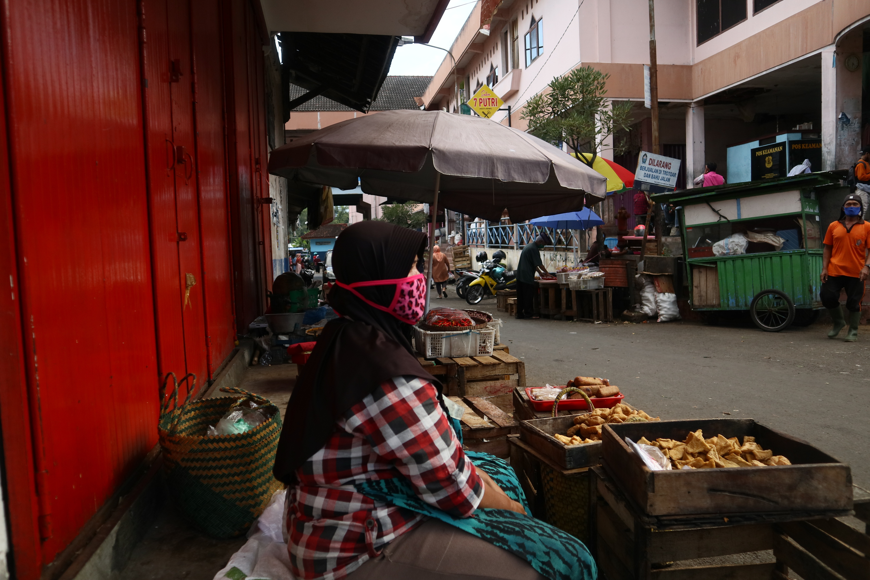 Pedagang di Pasar Kliwon Temanggung mulai menggunakan masker, Jumat (15/5)