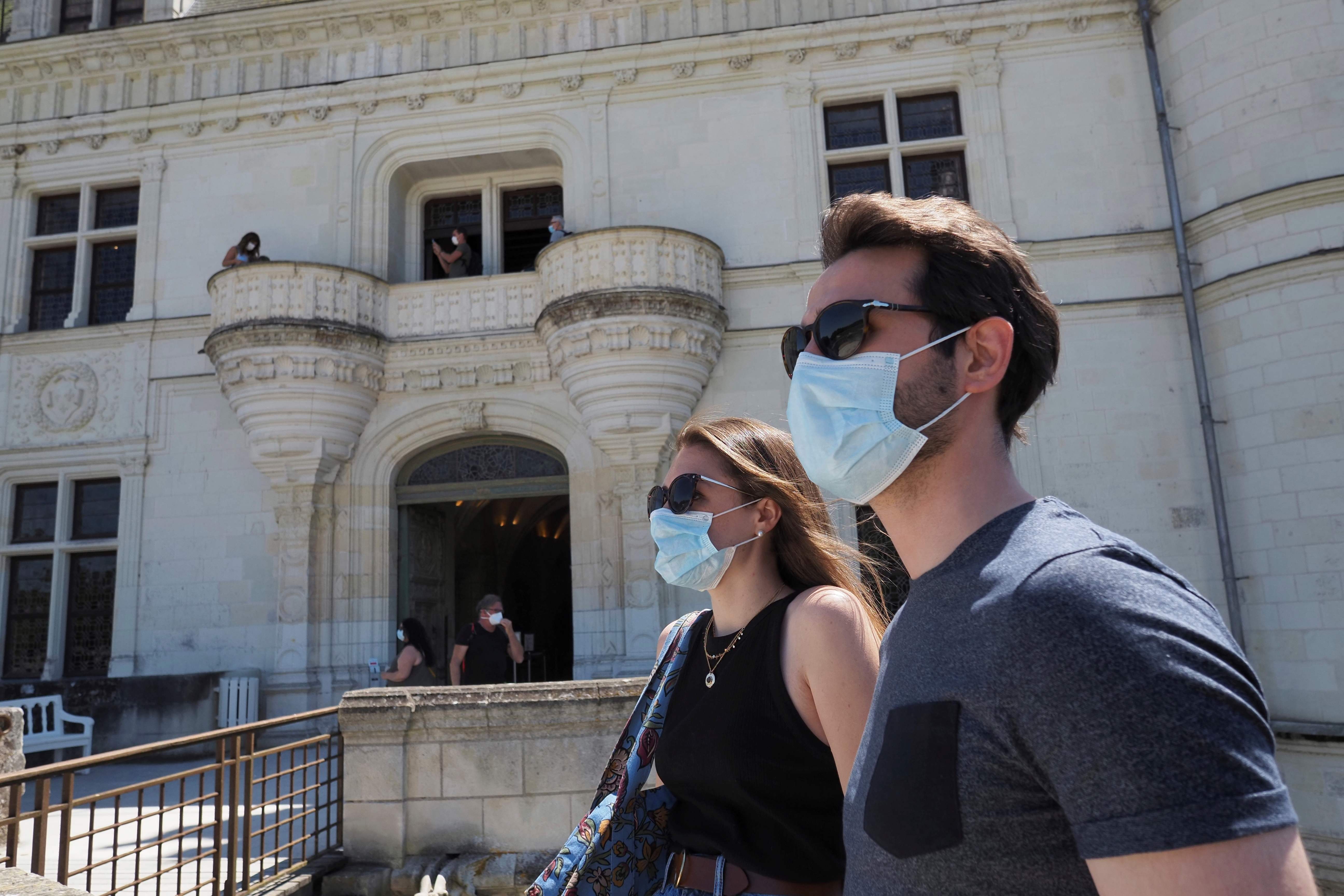 Pengunjung memasuki Chenonceau castle di hari pertama pembukaan usai penerapan lockdown akibat covid-19