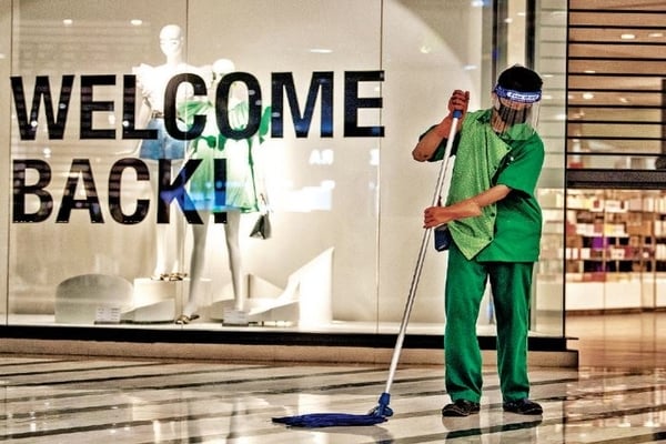 Petugas dengan memakai masker dan berpelindung wajah membersihkan lantai di Mal Central Park, Jakarta, kemarin.