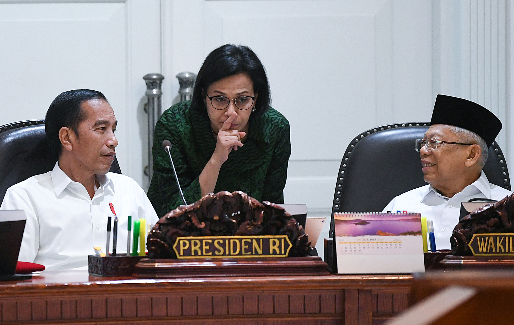 Menkeu Sri Mulyani berbincang dengan Presiden Jokowi dan Wapres Ma'ruf Amin sebelum rapat kabinet.
