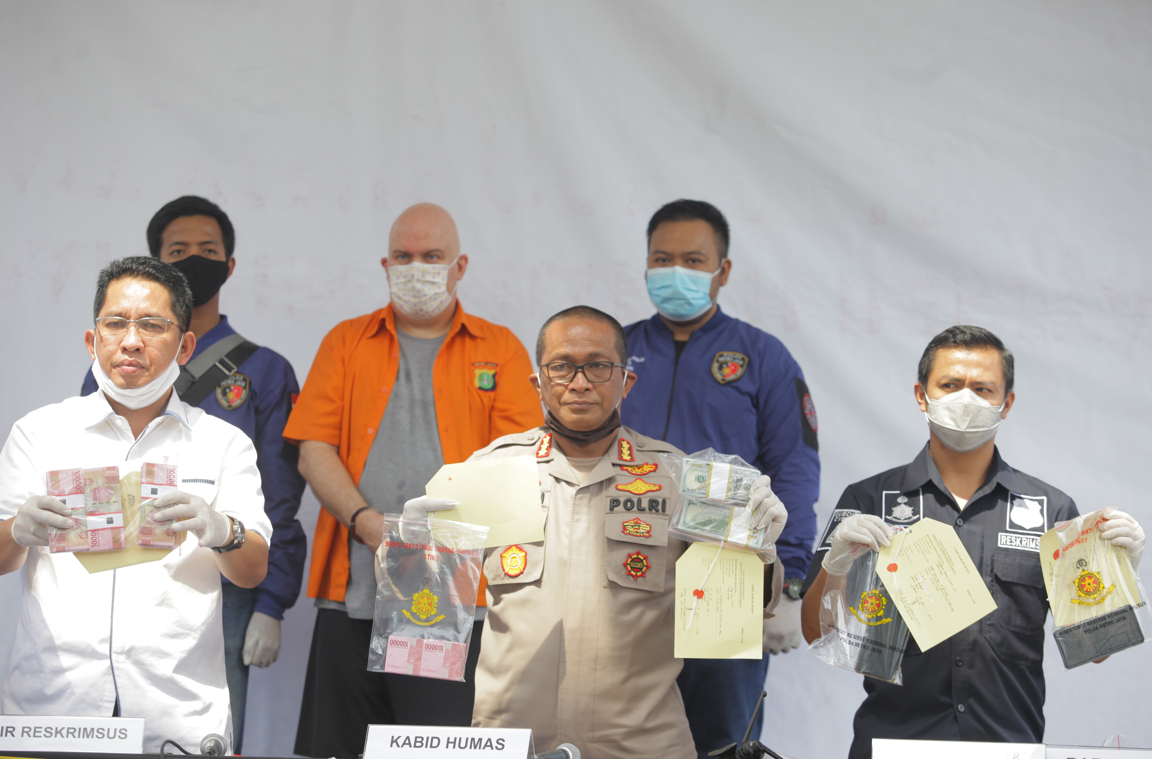 Kabid Humas Polda Metro Jaya Kombes Pol Yusri Yunus (tengah) didampingi Dirkrimsus Polda Metro Jaya Kombes Pol Roma Hutajulu (kiri).