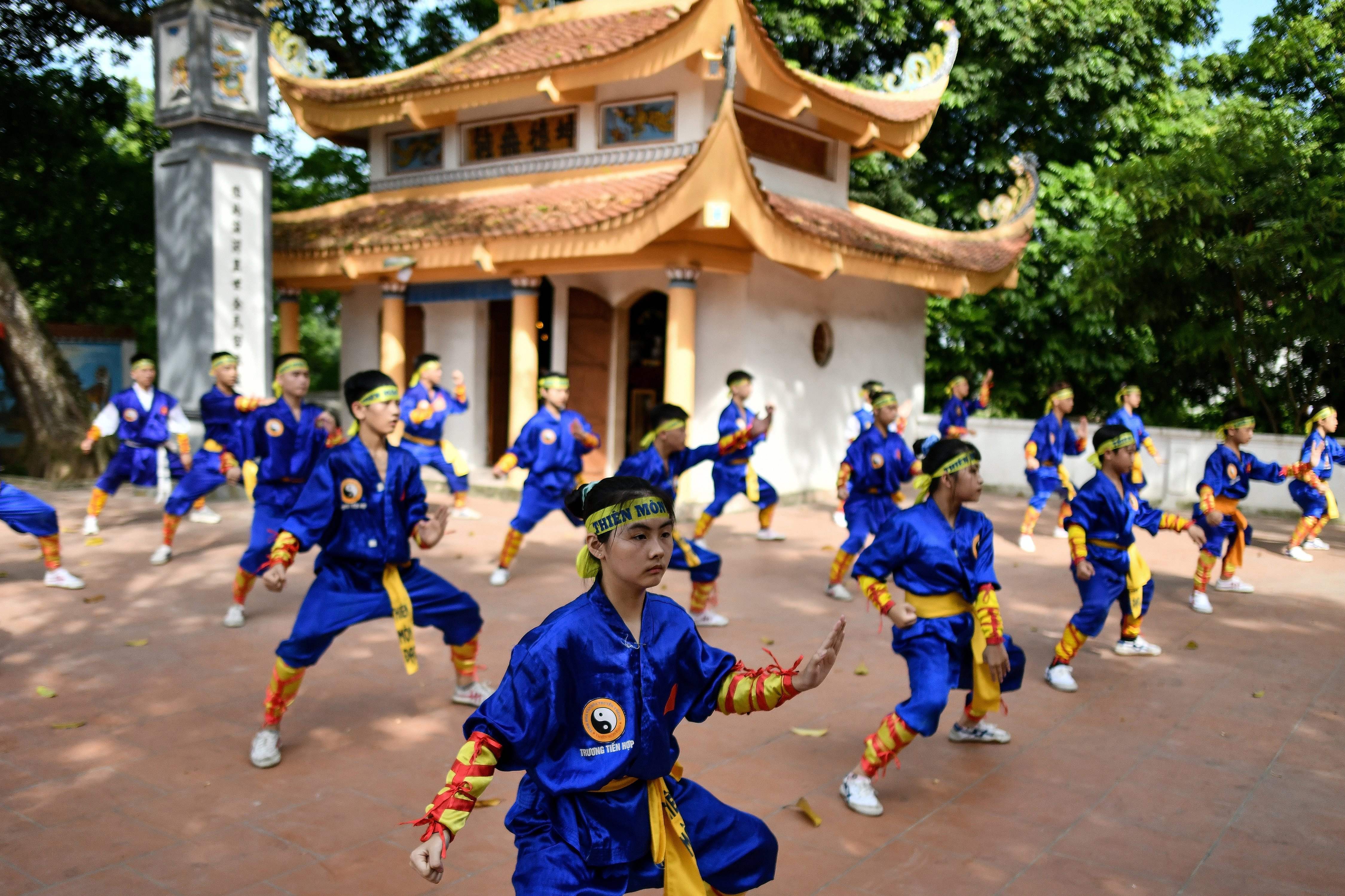Siswa latihan seni bela diri kuno Thien Mon Dao di dalam kompleks kuil Bach Linh di desa Du Xa Thuong di Hanoi (7/6/2020)