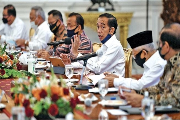 Presiden Joko Widodo memimpin rapat terbatas secara tatap muka di Istana Merdeka, Jakarta, kemarin.