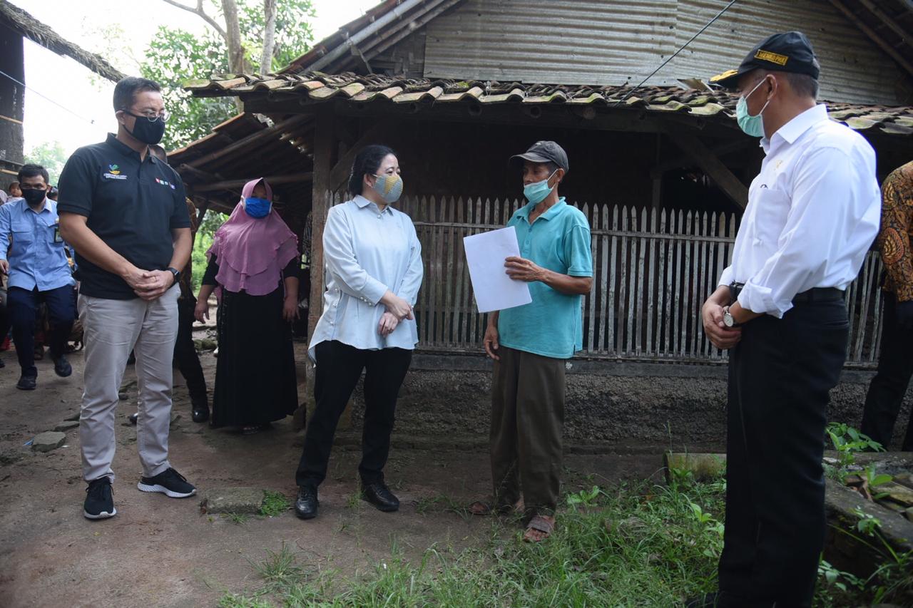 Ketua DPR RI Dr (HC) Puan Maharani (tengah) didampingi Mensos Juliari P Batubara (kiri).