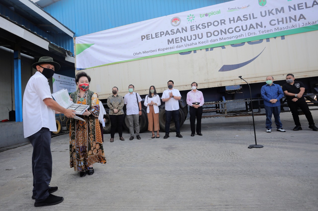 Menteri Koperasi dan UKM Teten melepas ekspor hasil UKM nelayan ke Tiongkok. 