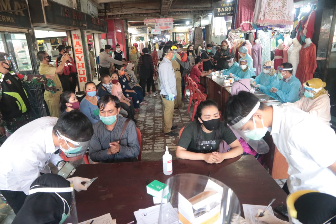 Pemkot Malang menggelar rapid test di Pasar Besar Malang, Selasa (16/6). Dari 237 orang yang menjalani test, tiga orang dinyatakan reaktif. 