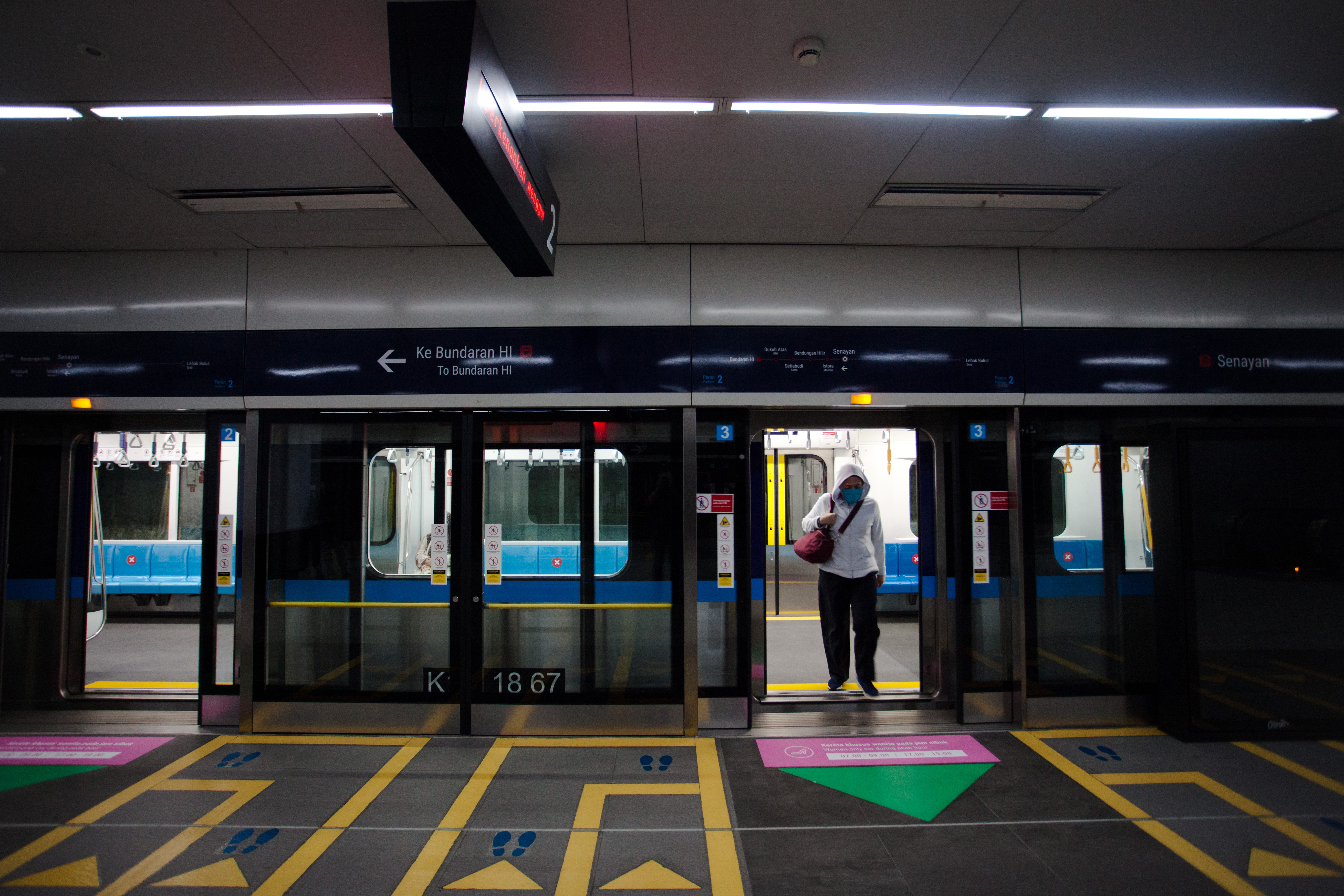 Suasana lengang terminal kereta Mass Rapid Transit (MRT) di Jakarta, Jumat (5/6).