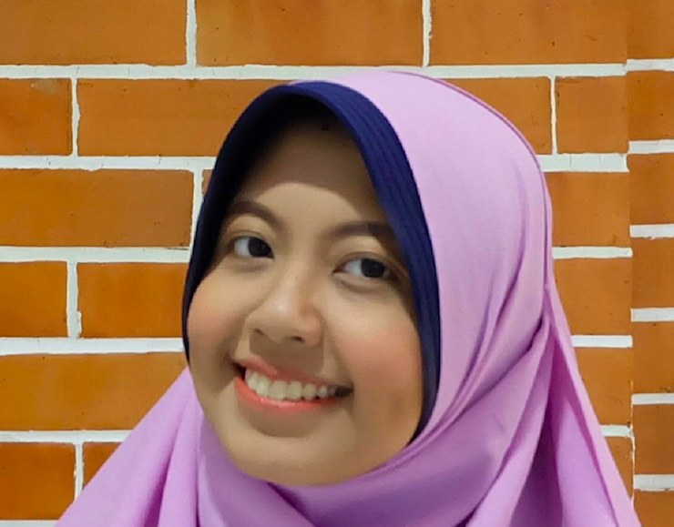 Blogger Helena Mantra 