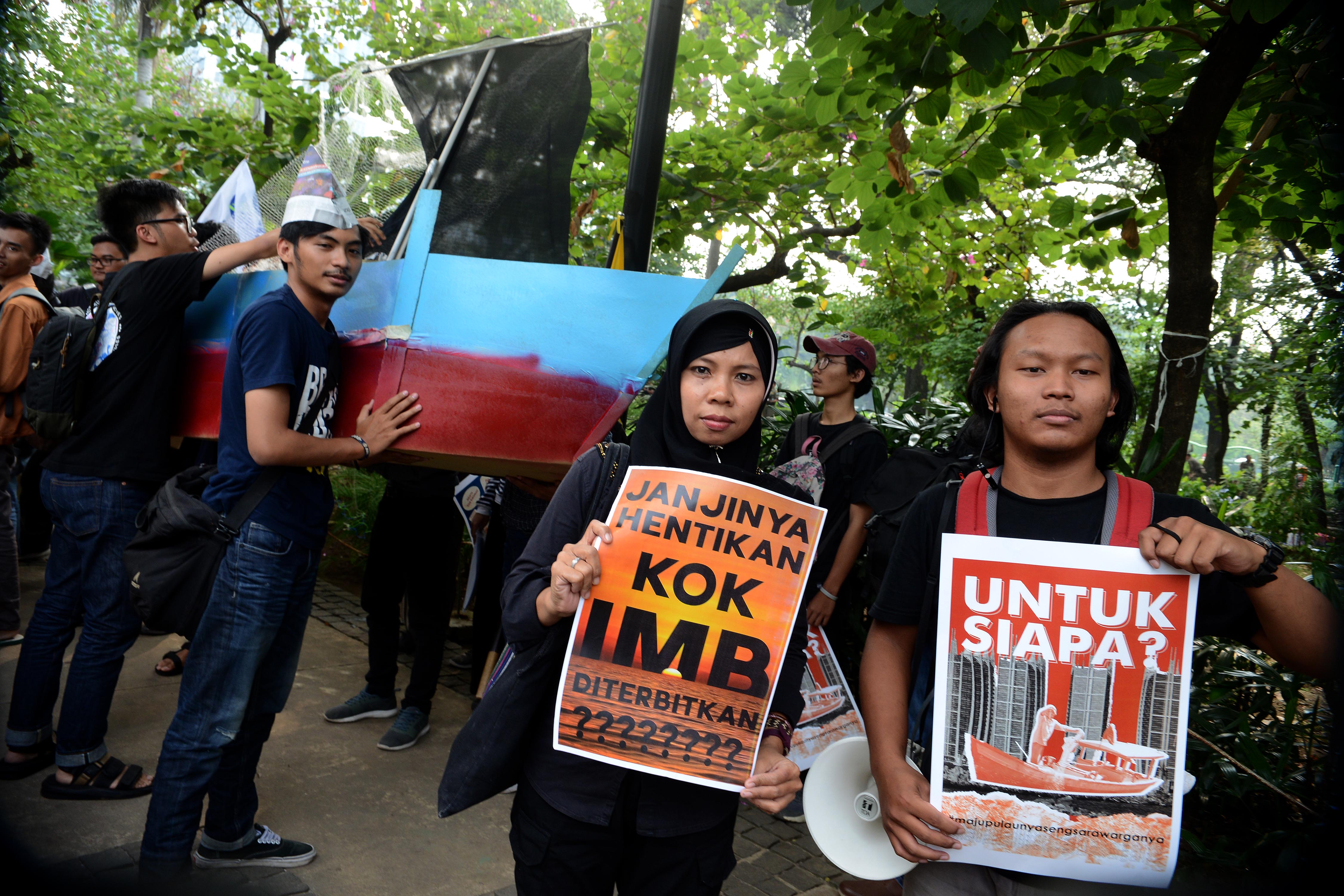 Demonstrasi memprotes izin reklamasi yang dikeluarkan Gubernur DKi Jakarta Anies Baswedan