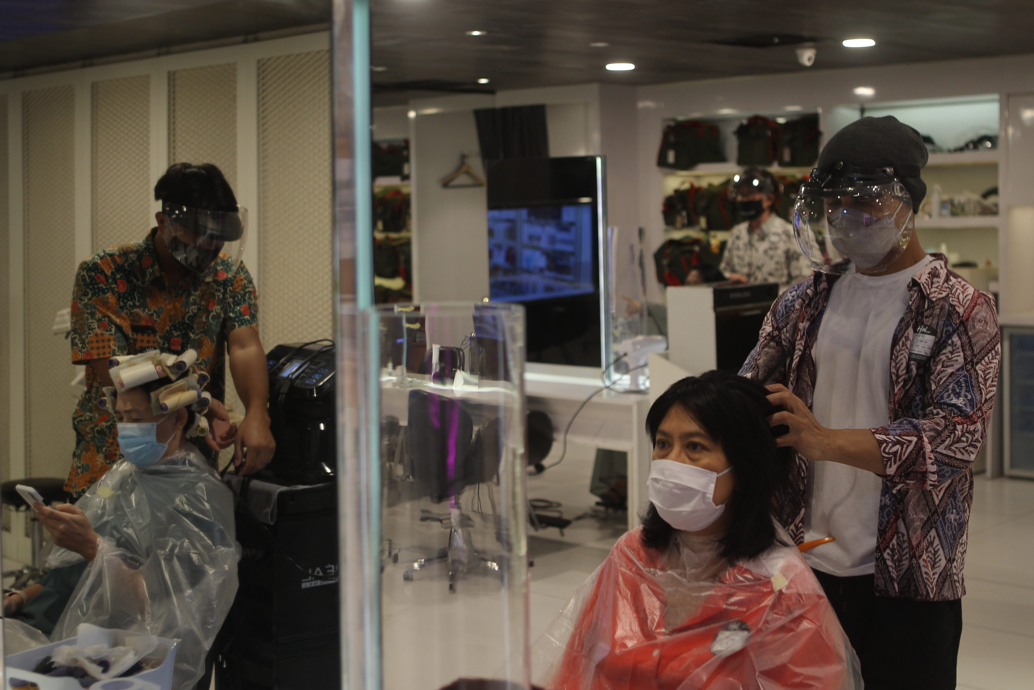 Penerapan protokol kesehatan di salon saat PSBB Transisi 