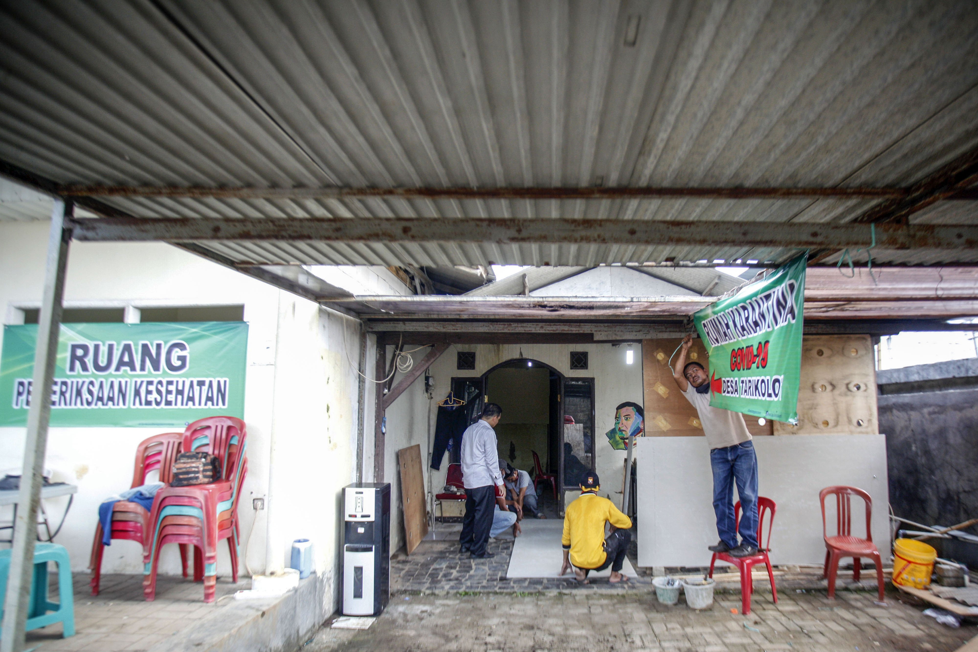 Ilustrasi Warga secara swadaya menyiapkan ruangan untuk dijadikan tempat karantina di Desa Torikolot, Citeureup, Borgo