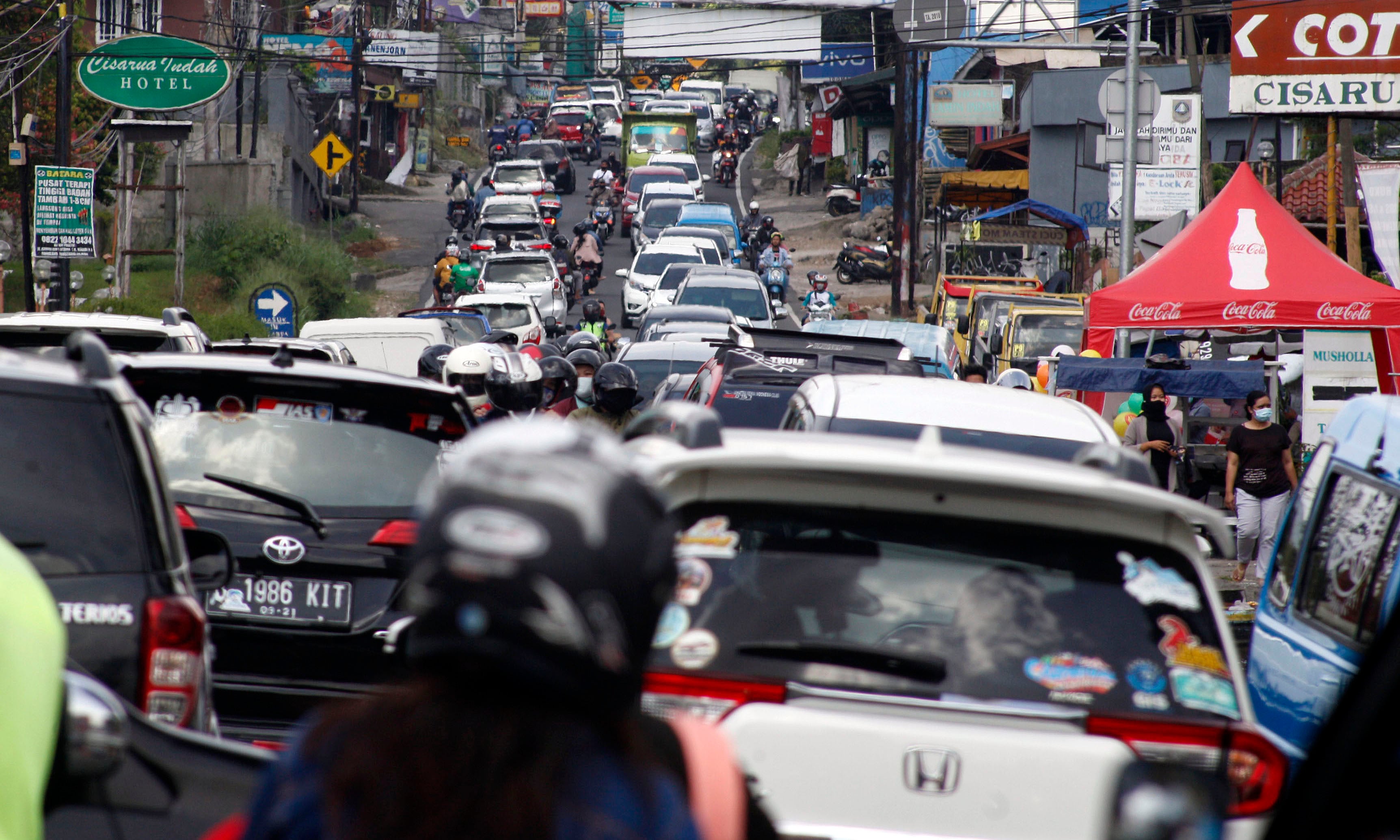 Suasana kepadatan kendaraan di jalur wisata Jalan Raya Puncak, Kabupaten Bogor, Jawa Barat, minggu lalu.