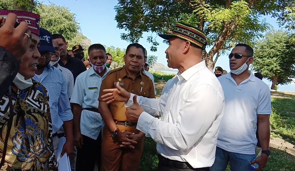 Gubernur NTT Victor Laiskodat bersama para kelapa desa camat dan OPD se Kabupaten Manggarai Barat di Kecamatan Mbliling (23/6/2020)