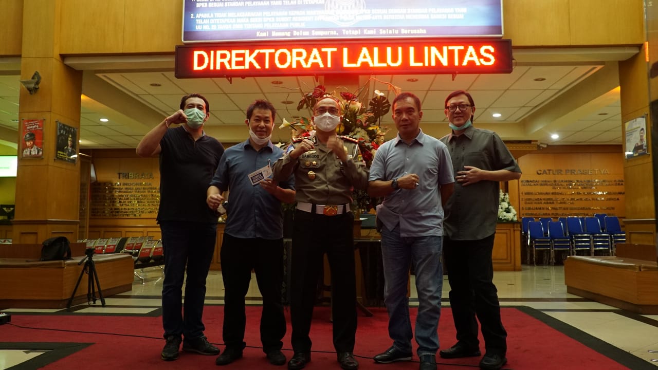 Dirlantas Polda Metro Jaya, Kombes Sambodo Purnomo Yogo, dan tim dari PT KIP menyemprot disinfektan all in one di Ditlantas PMJ.