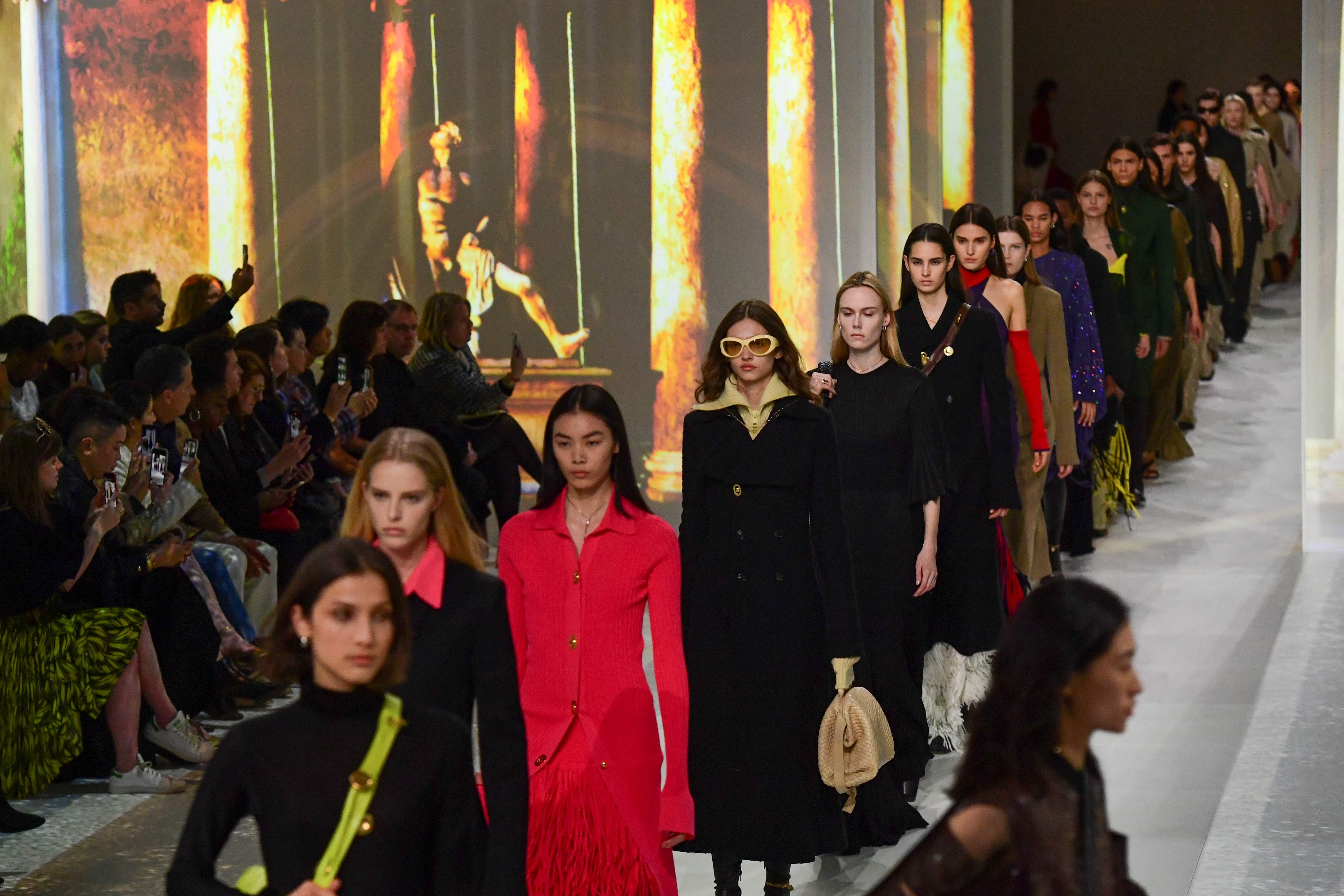 Parade busana musim gugur karya rumah mode  Bottega Veneta di Milan, Italia 22 Februari 2020.