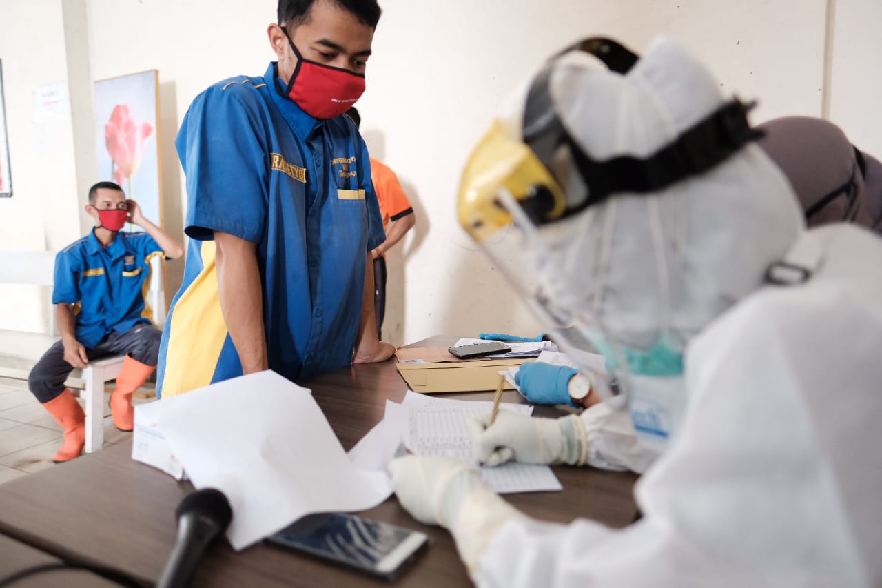 Petugas kesehatan melakukan rapid tes pada pengunjung dan pedagang pasar tradisional di Temanggung, Kamis (28/5/2020).