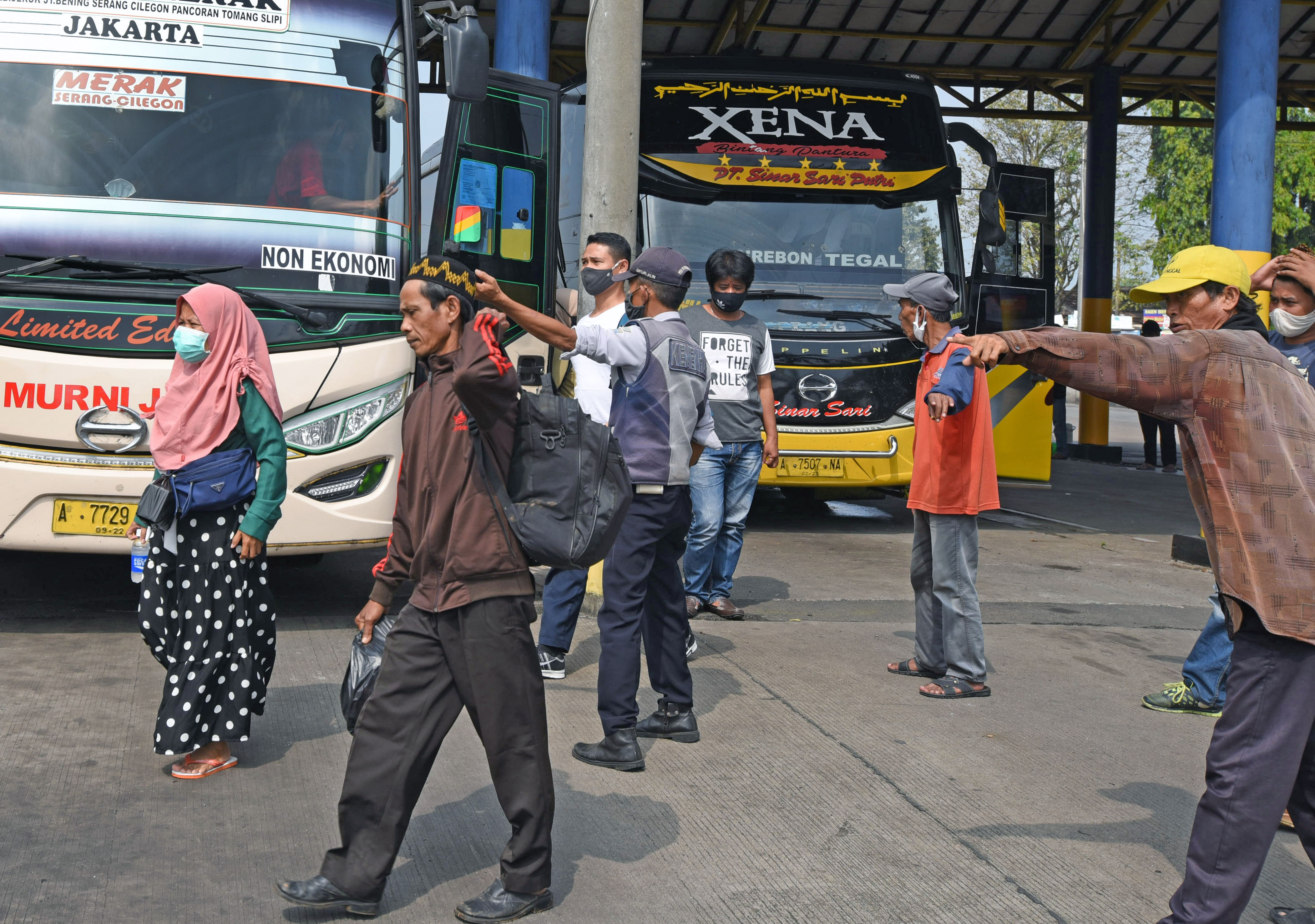 Ilustrasi bus AKAP di terminal yang menunggu penumpang.