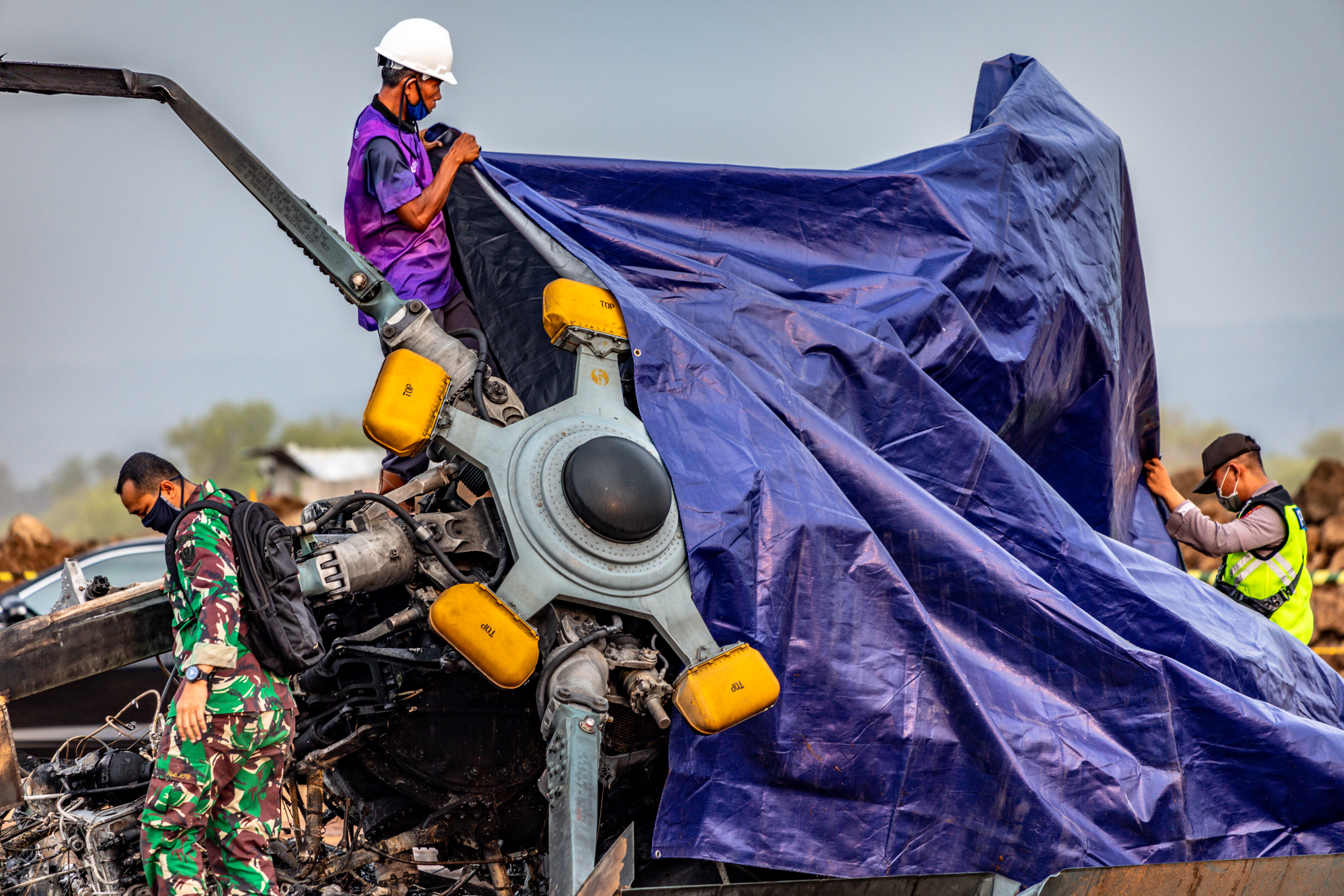 Petugas menutup bangkai heli M-17 yang jatuh di Kendal, Jateng, kemarin