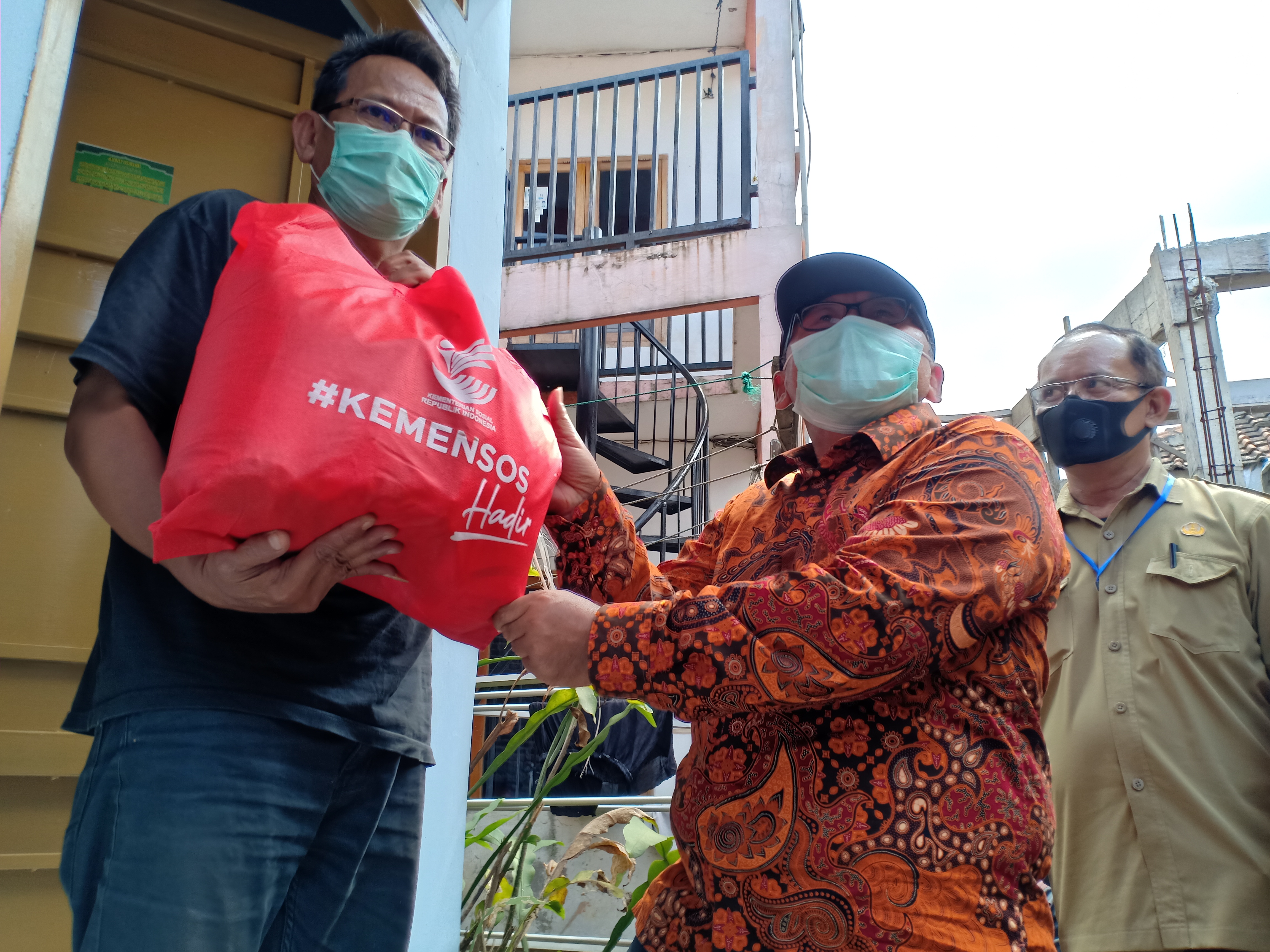 Dirjen Pemberdayaan Sosial Kemensos, Edi Suharto (kanan) menyerahkan paket bantuan kepada warga Kampung Rawa Pojok, Kab Bandug Barat, Senin.