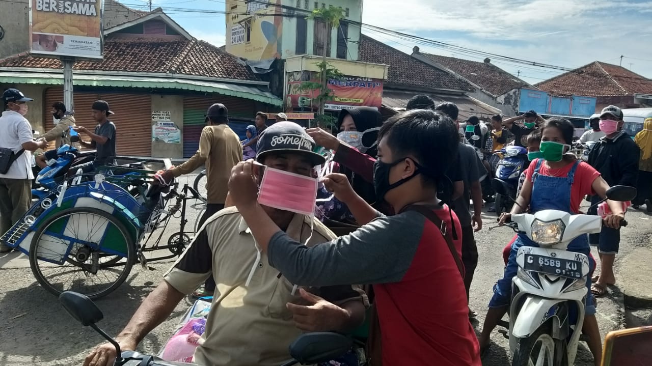 Grup WhastApp  Ndopok Ketanggungan bekerjasama dengan Ikatan Brebes-Ketanggungan serta pemerintah desa bagi-bagi masker.