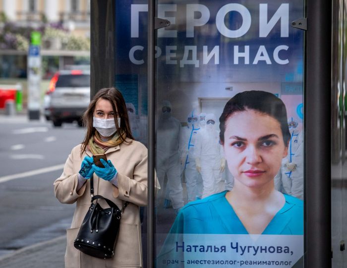 Poster tenaga medis Rusia garda terdepan penanganan Covid-19.