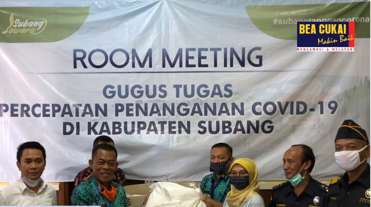 BEA Cukai Purwakarta damping PT Daenong Global salurkan bantuan berupa alat pelindung diri (APD).