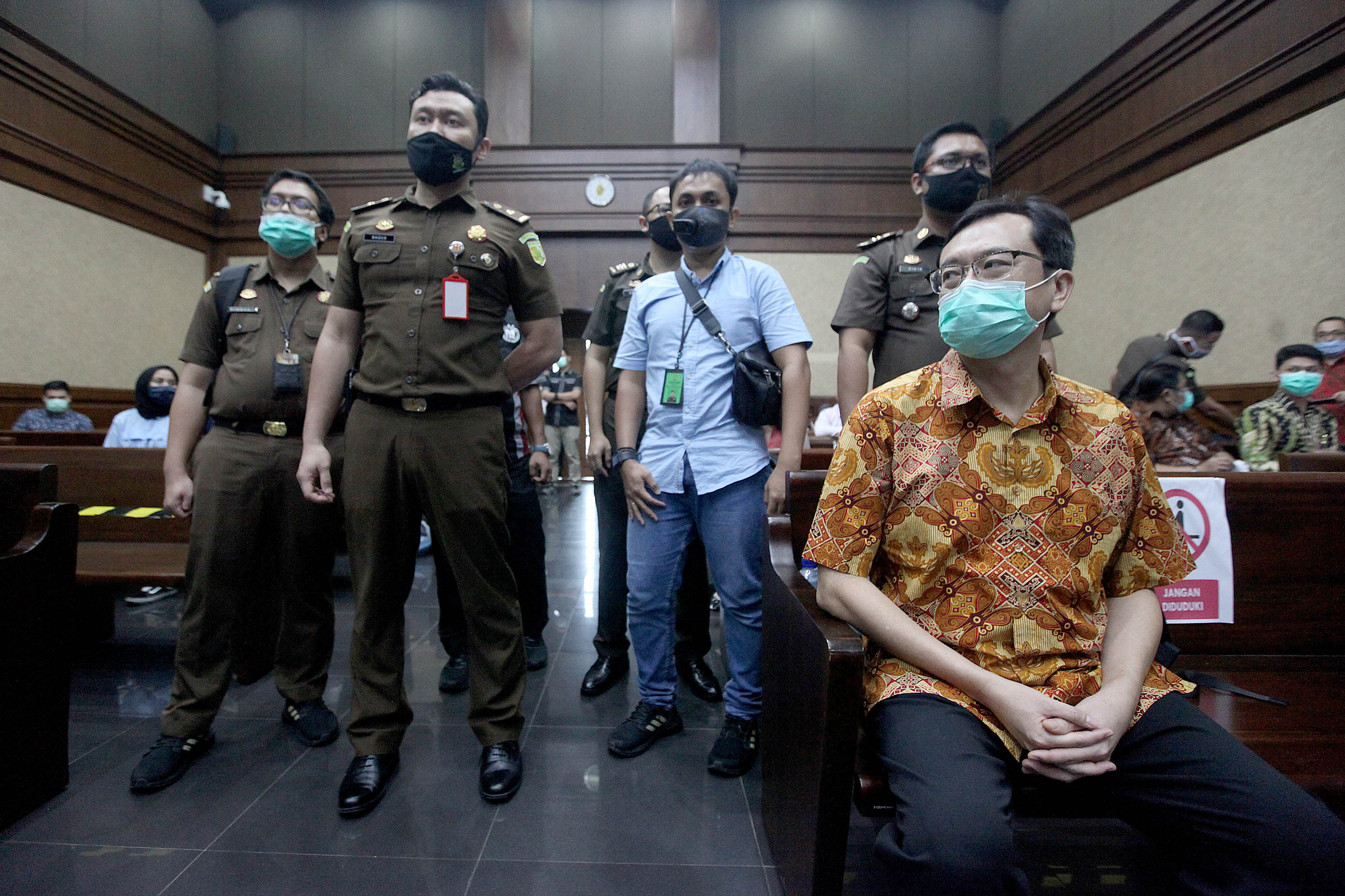 Terdakwa Direktur PT Hanson International Benny Tjokrosaputro (kanan) menunggu persidangan dengan agenda putusan sela.