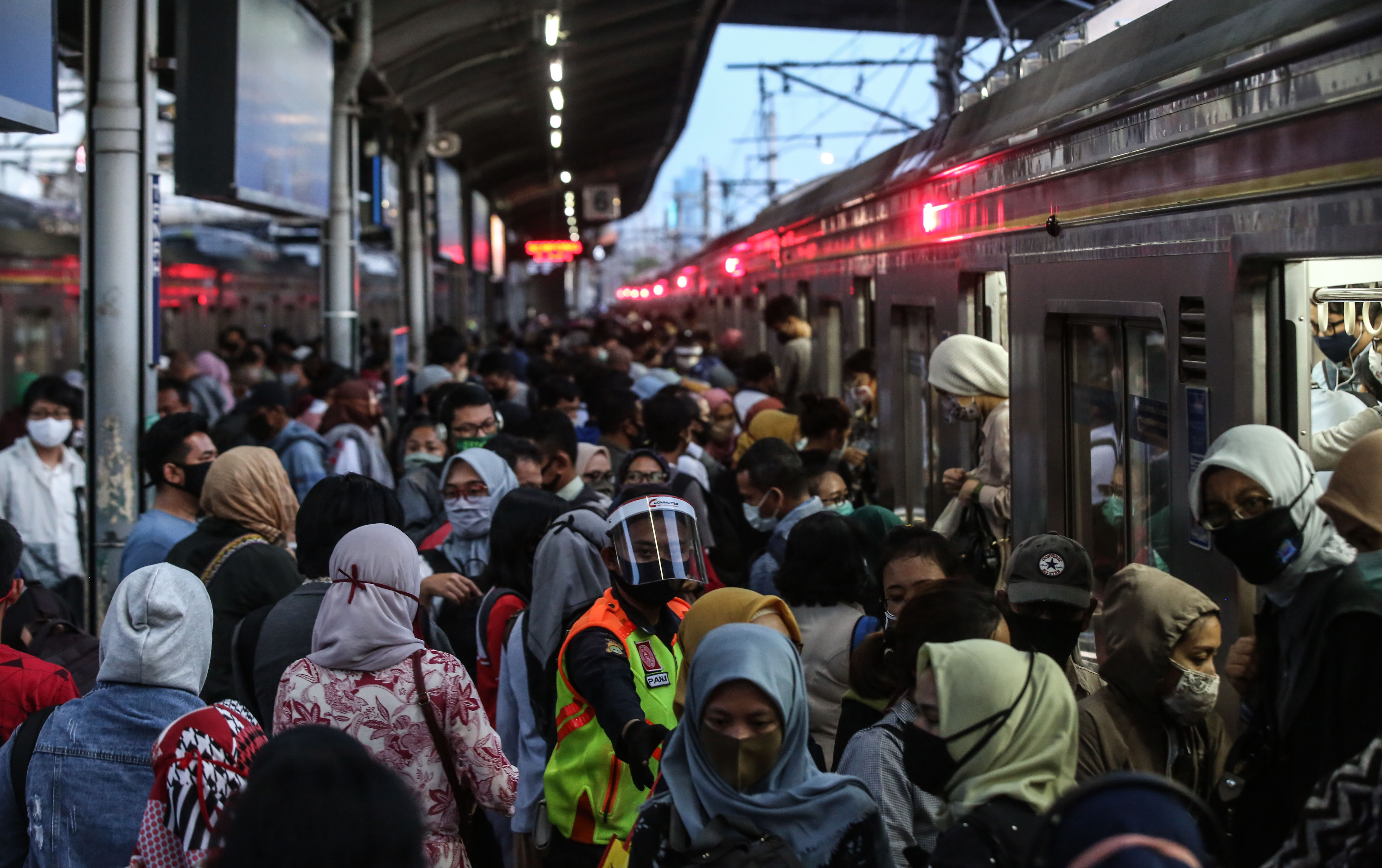 Suasana Stasiun Tanah Abang yang ramai penumpang saat masa PSBB Transisi.