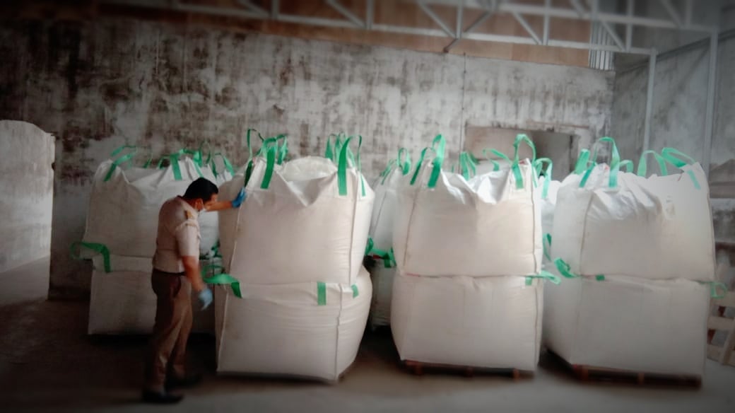 Petugas Balai Besar Karantina Pertaniamln Belawan memeriksa karung-karung berisi tepung ubi siap diekspor ke Jepang.