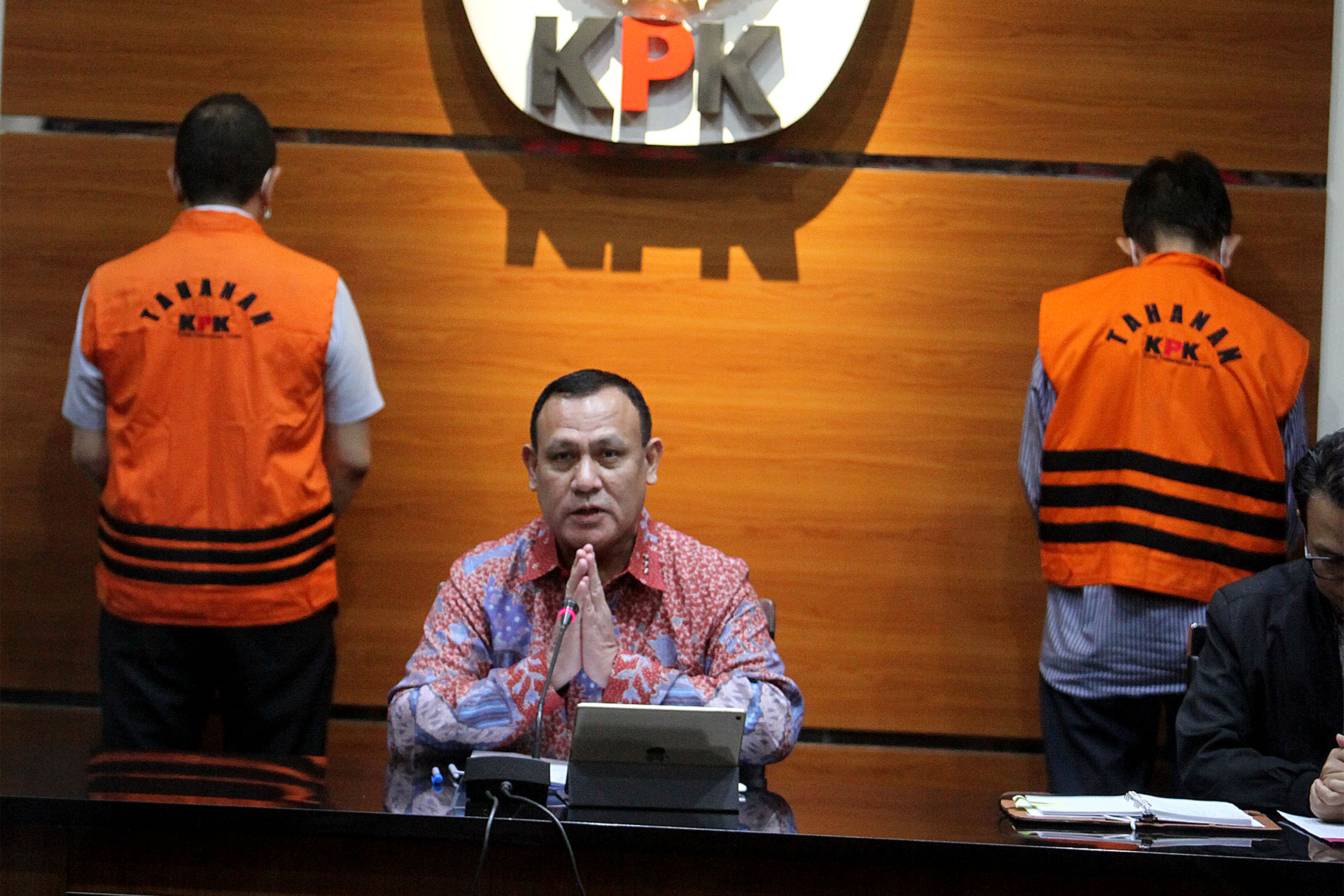  Ketua Komisi Pemberantasan Korupsi (KPK) Firli Bahuri (tengah)