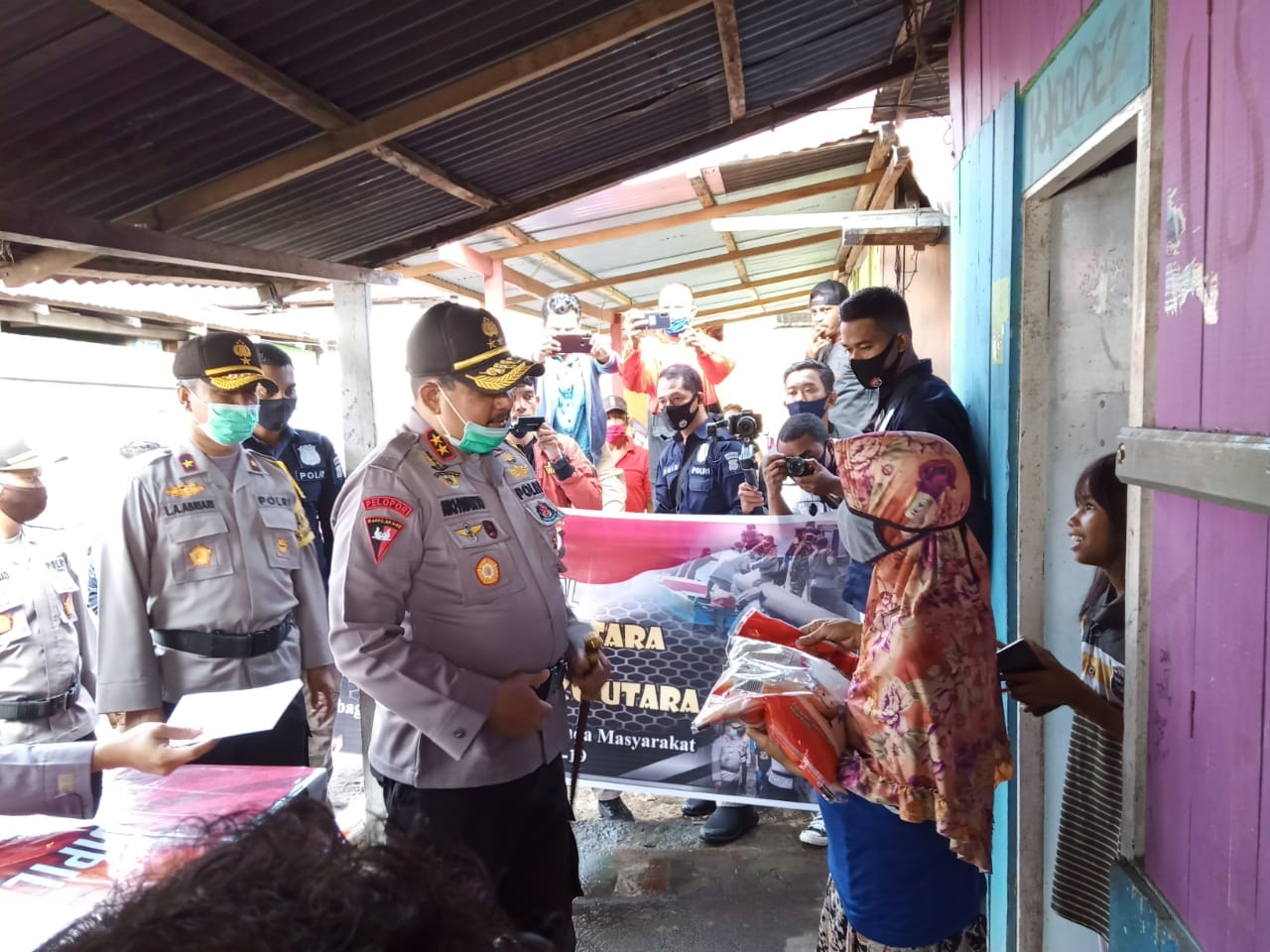  Kapolda Malut Irjen Pol Rikhwanto didampingi Wakapolda Brigjen Pol Lukas Akbar Abriari memberikan beras kepada warga, Selasa (9/6/2020)