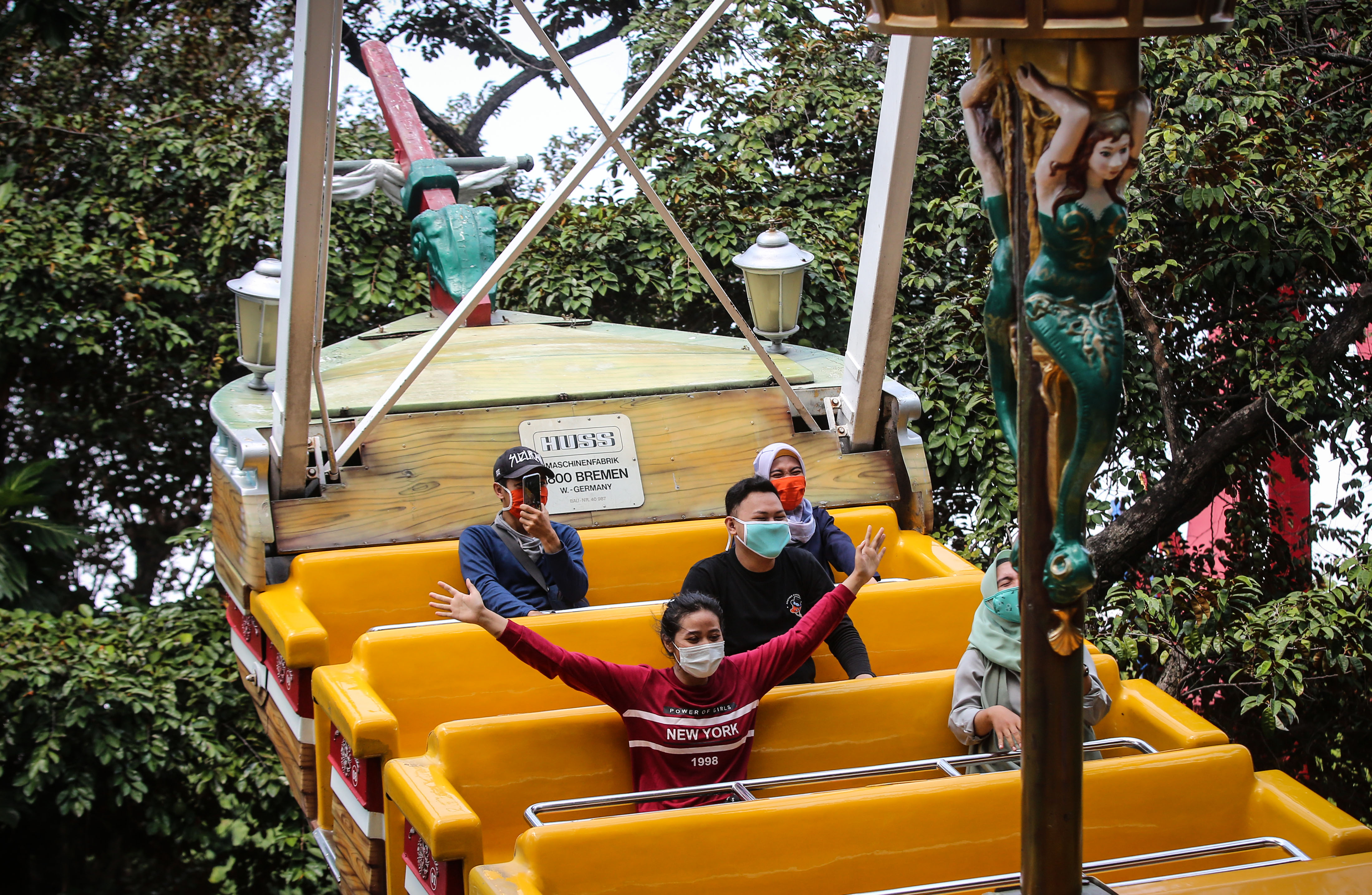 Pengunjung menikmati wahana permainan di Dufan, Ancol, Jakarta, Sabtu (20/6/2020). 
