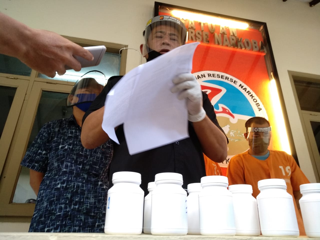 Dua pengedar pil kuning asal Jakarta ditangkap di Tasikmalaya, Selasa (30/6)