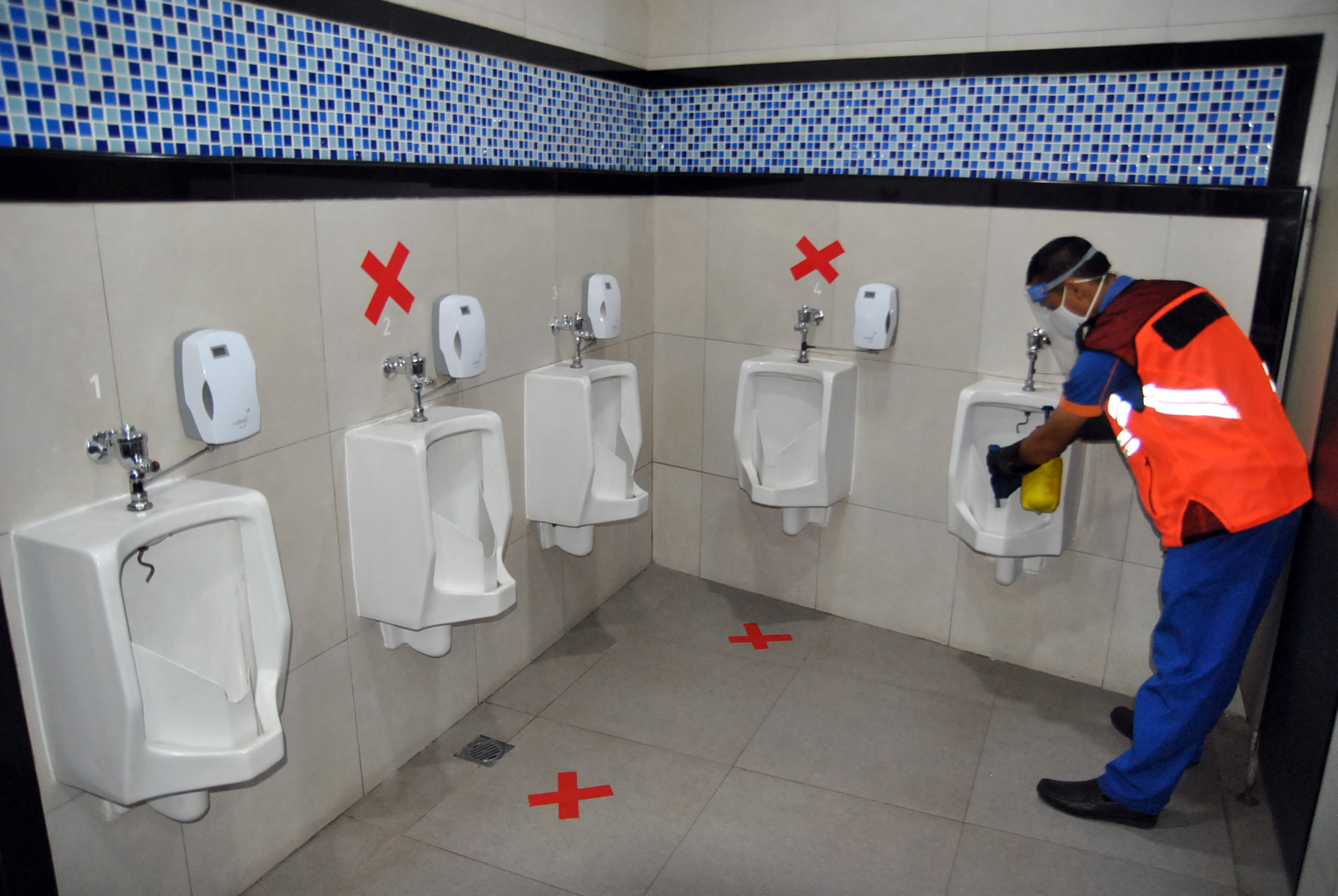 Petugas membersihkan toilet saat persiapan pembukaan pusat perbelanjaan di Mall BTM, Kota Bogor, Jawa Barat, Selasa (9/6). 