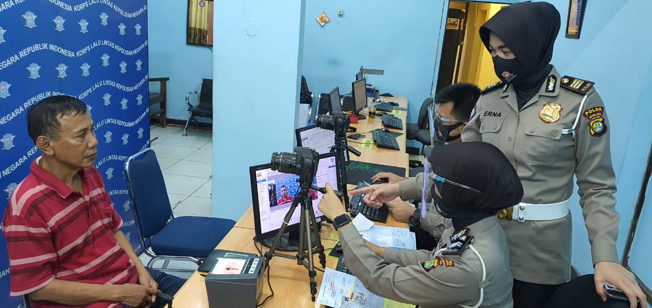 Seorang warga tengah membuat surat izin mengemudi di  Satpas SIM Polres Tangerang Kota, Selasa (30/06)