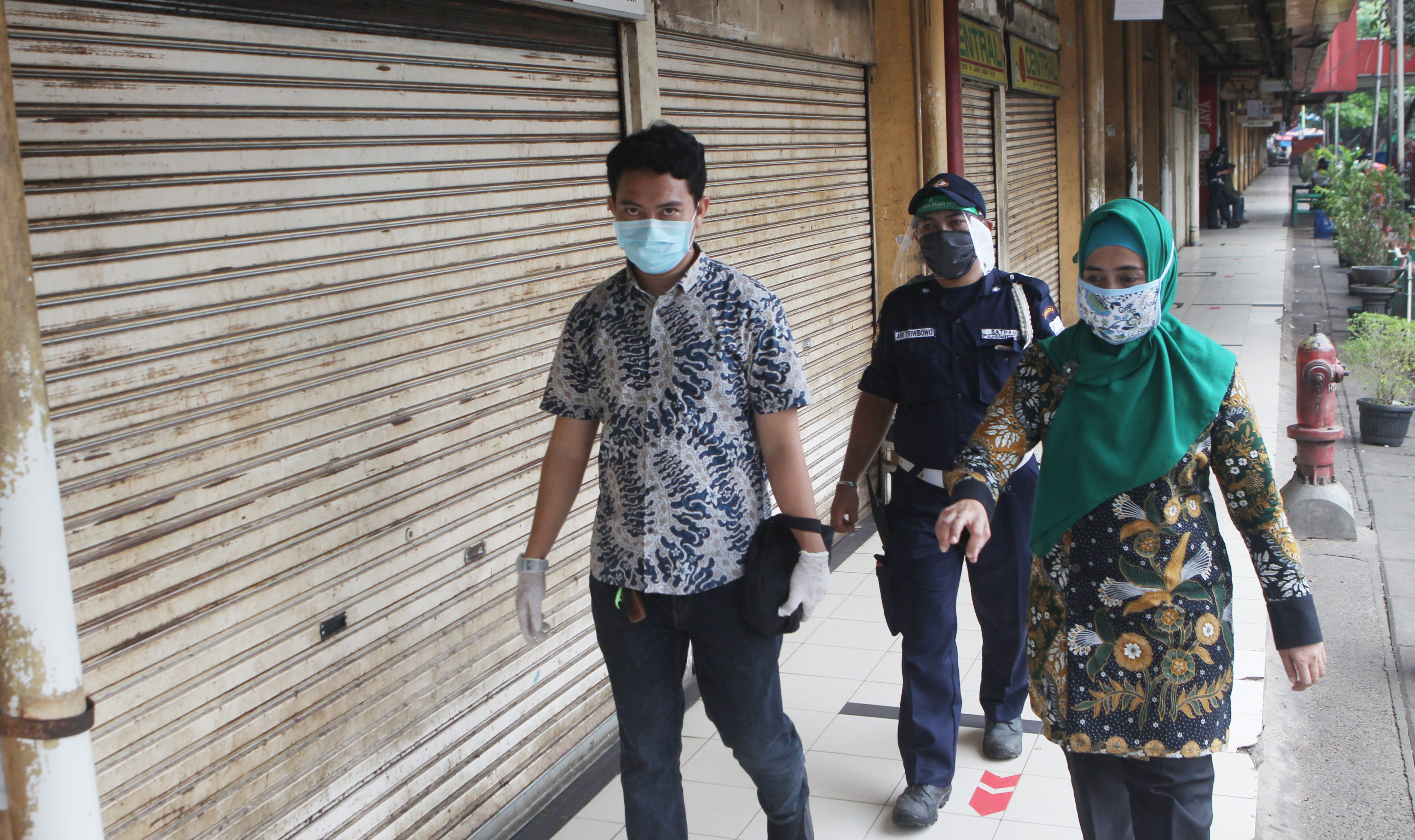  Petugas dari PD Pasar Jaya mengecek kios-kios pedagang yang tutup di Pasar Kebayoran Lama, Jakarta Selatan (20/6/2020)