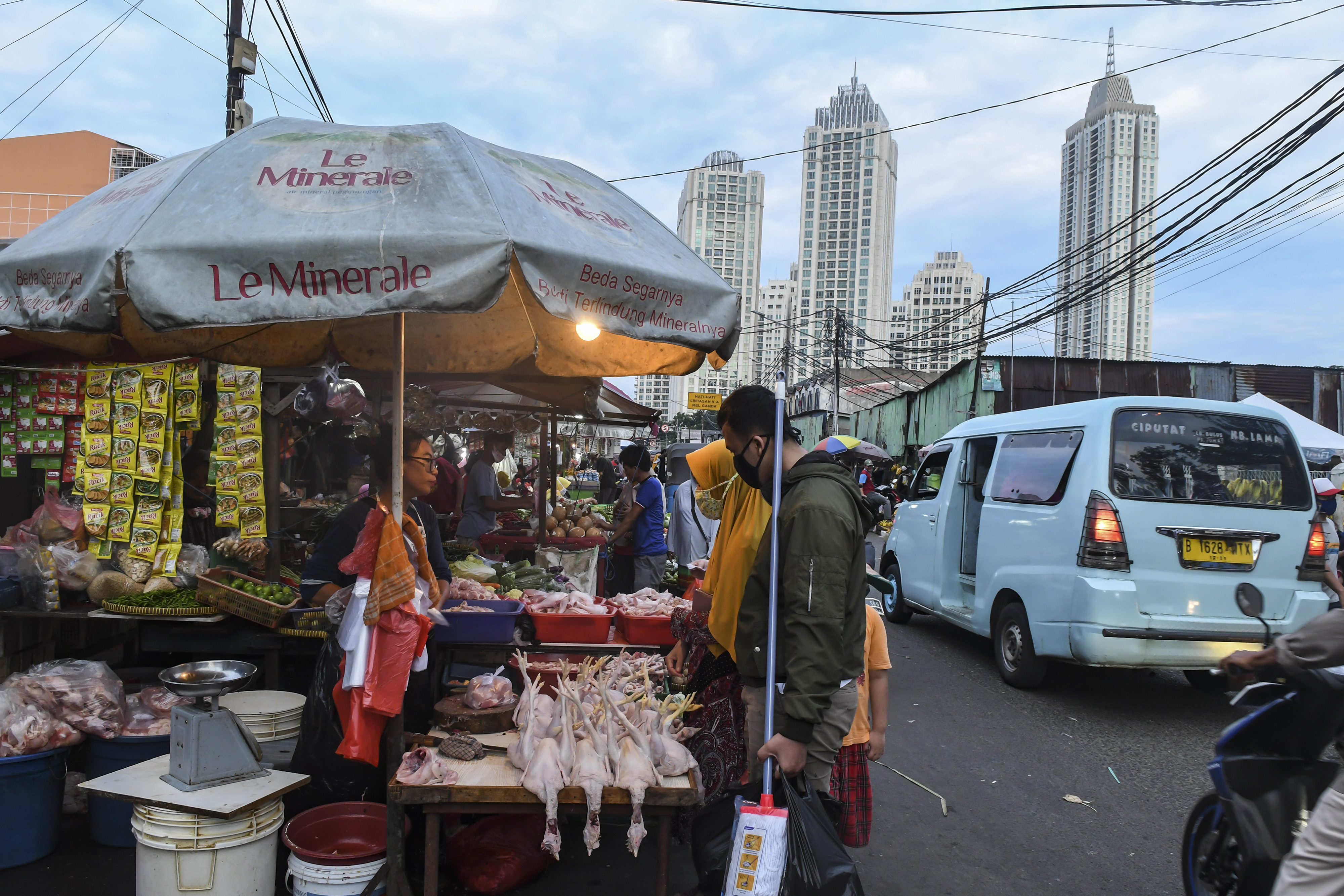 Warga membeli ayam potong saat pemberlakukan PSBB di pasar Kebayoran Lama, Jakarta, Kamis (21/5/2020).