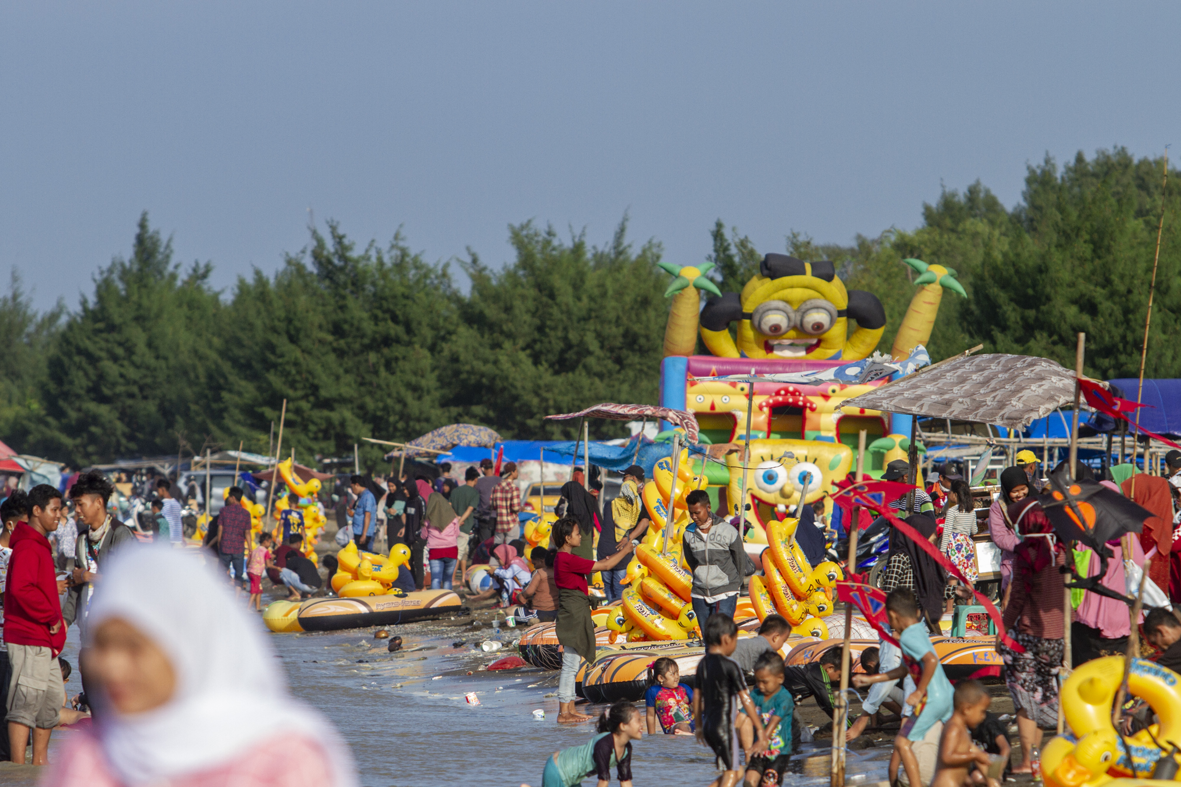 Pantai Tanjung Pakis, Kabupaten Karawang  mulai dipadati wisatawan lokal.