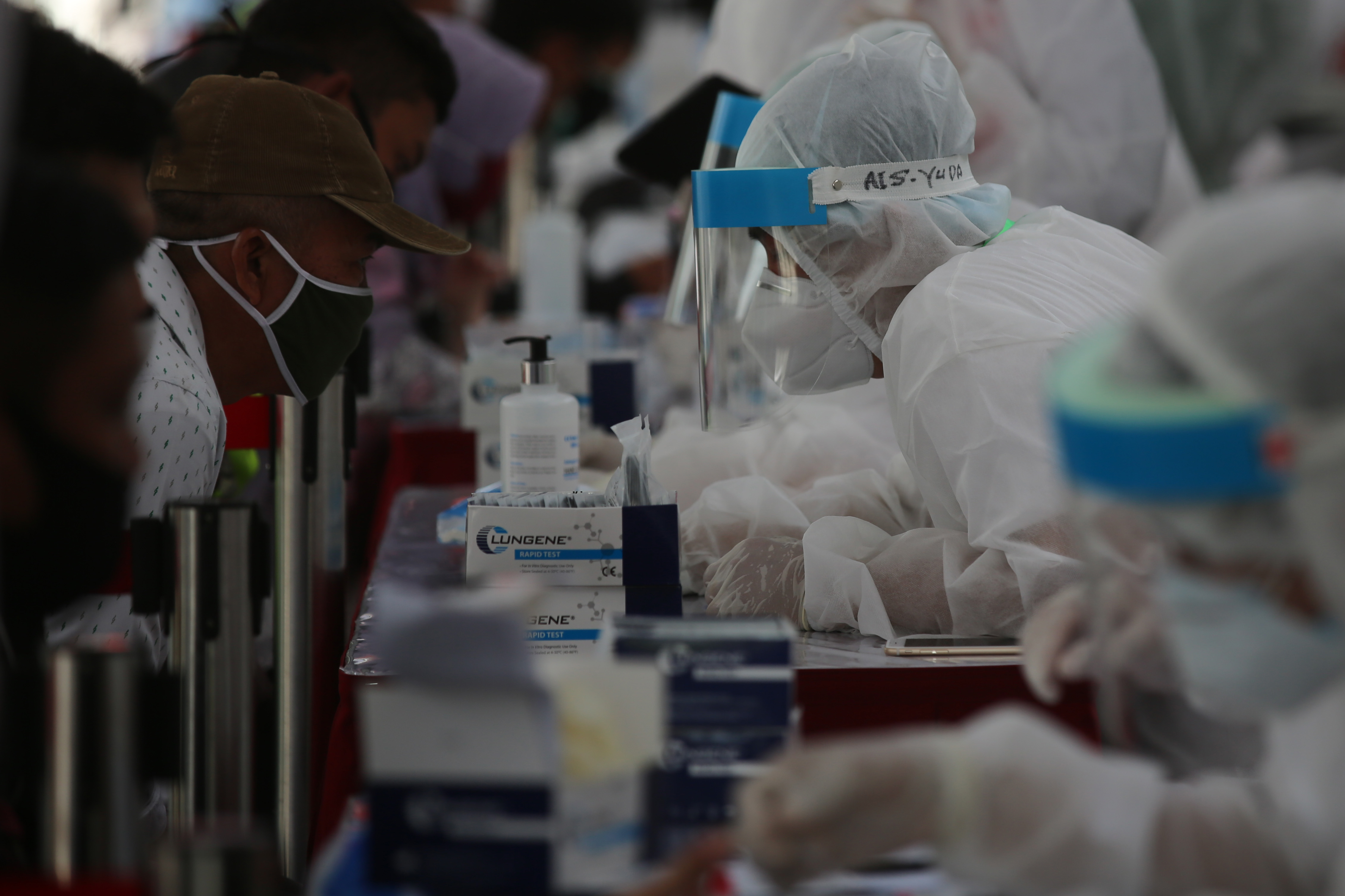 Petugas kesehatan melakukan rapid test covid-19