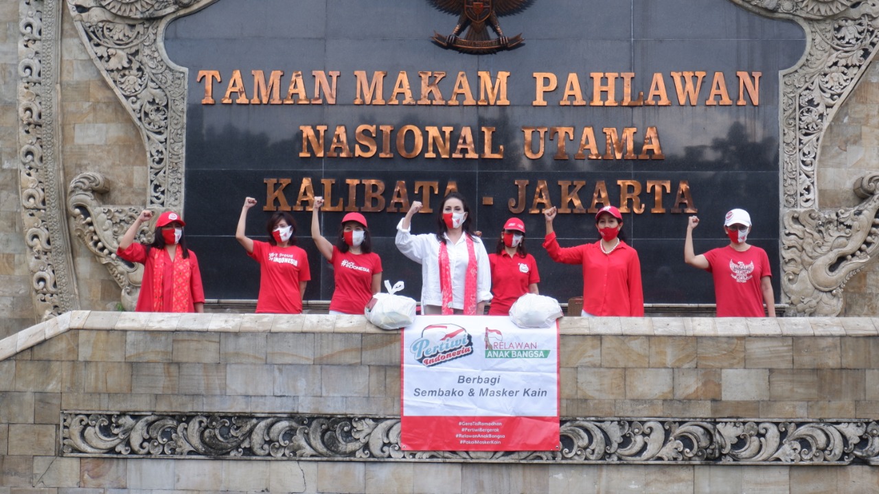 Pertiwi Indonesia dan Relawan Anak Bangsa memberikan bansos sembako dan masker untuk pengurus Taman Makam Pahlawan Kalibata