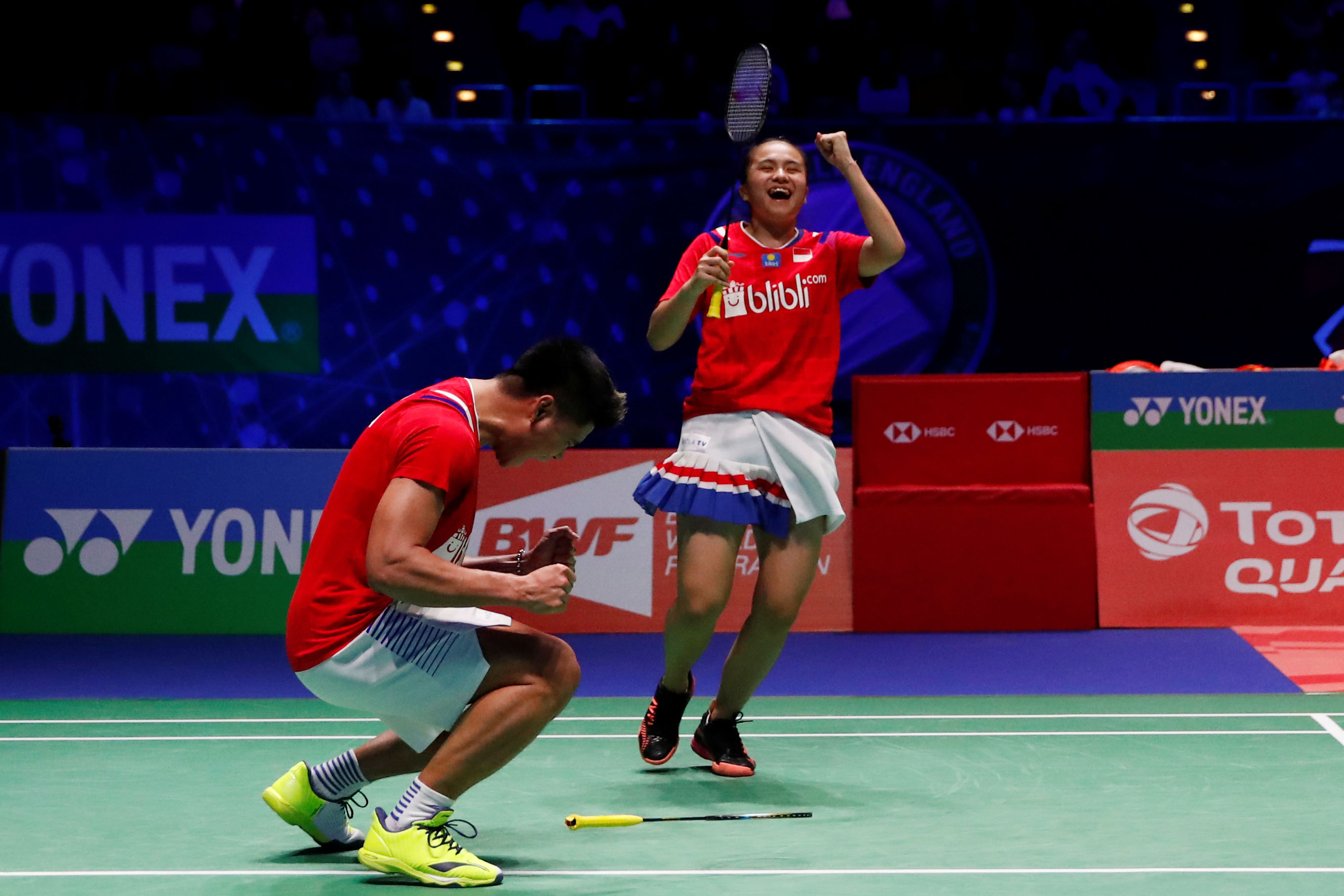  Pebulu tangkis ganda campuran Indonesia Praveen Jordan dan Melati Daeva Oktavianti saat memenangi laga final ganda campuran All England.