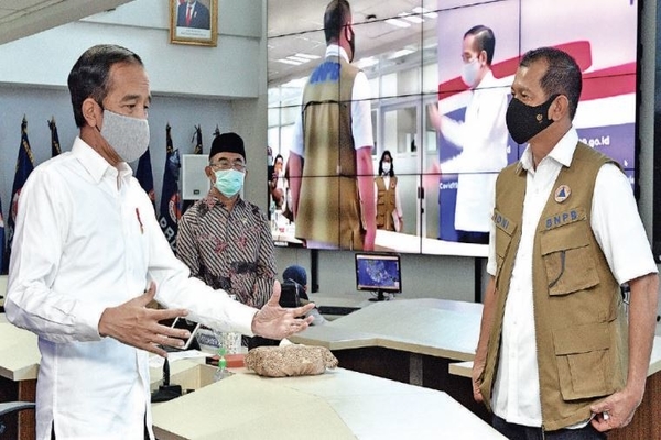 Presiden Joko Widodo, Menko PMK Muhadjir Effendy dan Ketua Gugus Tugas Percepatan Penanganan Covid-19, Doni Monardo.