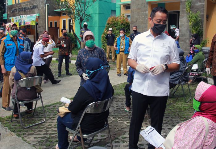 Menteri Sosial Juliari Batubara berbincang dengan warga penerima Kartu Keluarga Sejahtera di Tangerang Selatan, Banten.